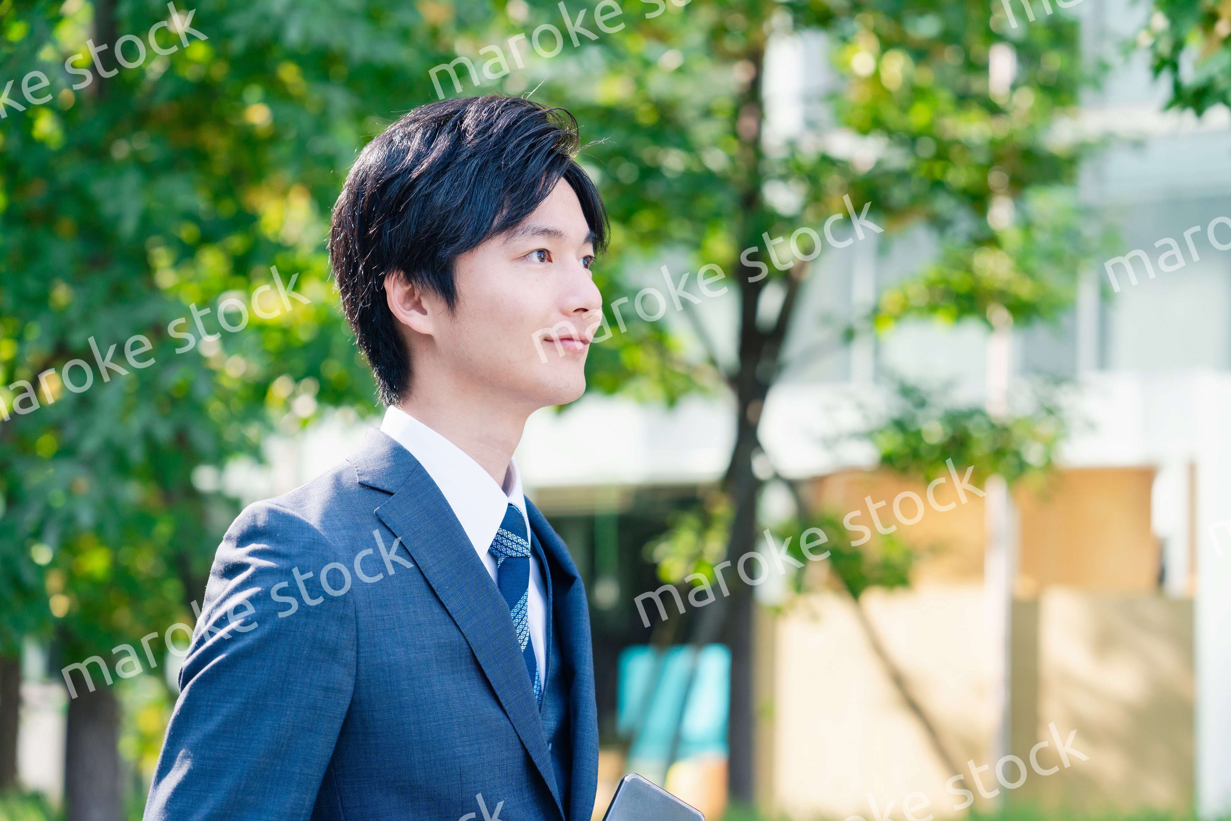 スーツで通勤するビジネスマン