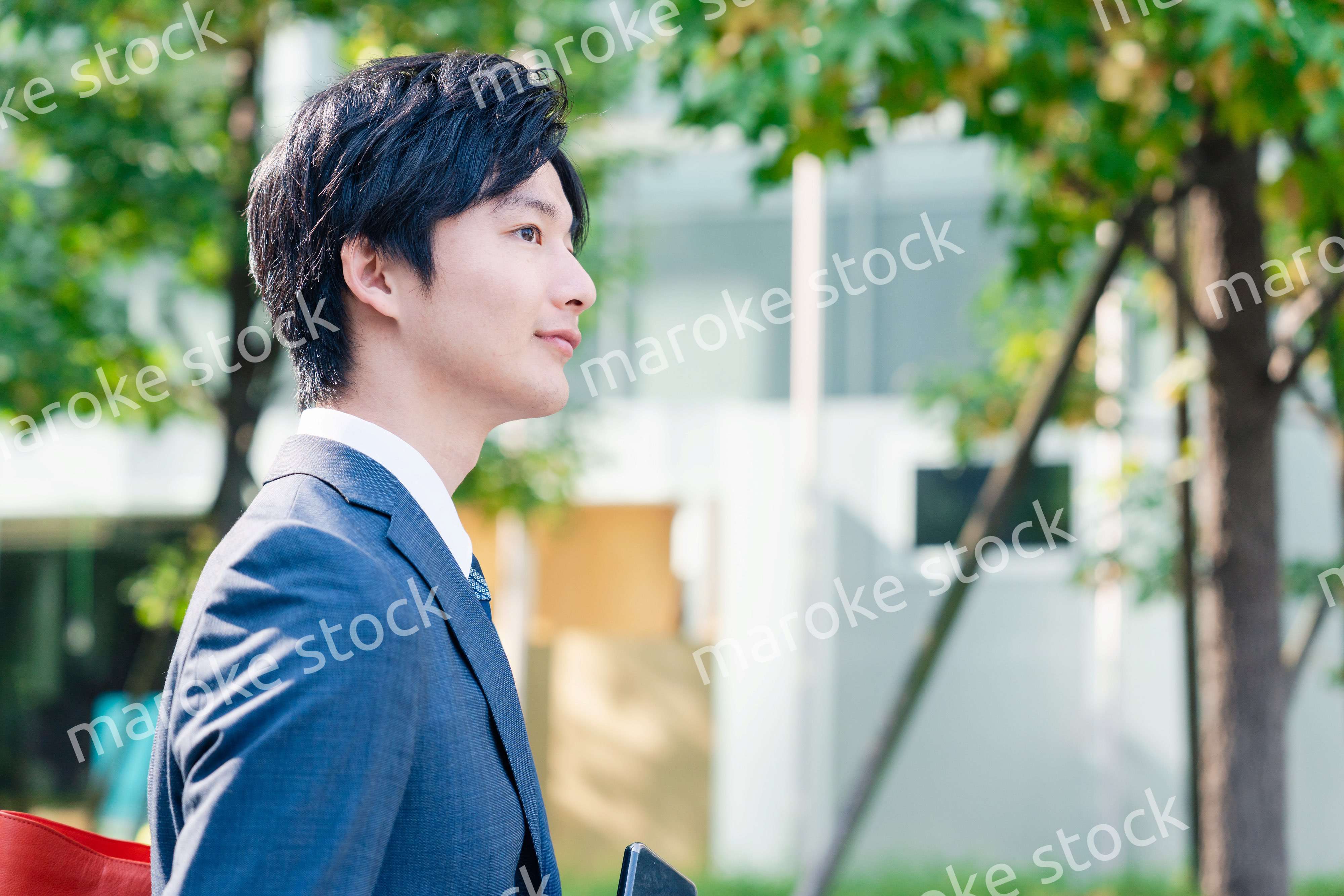 スーツで通勤するビジネスマン