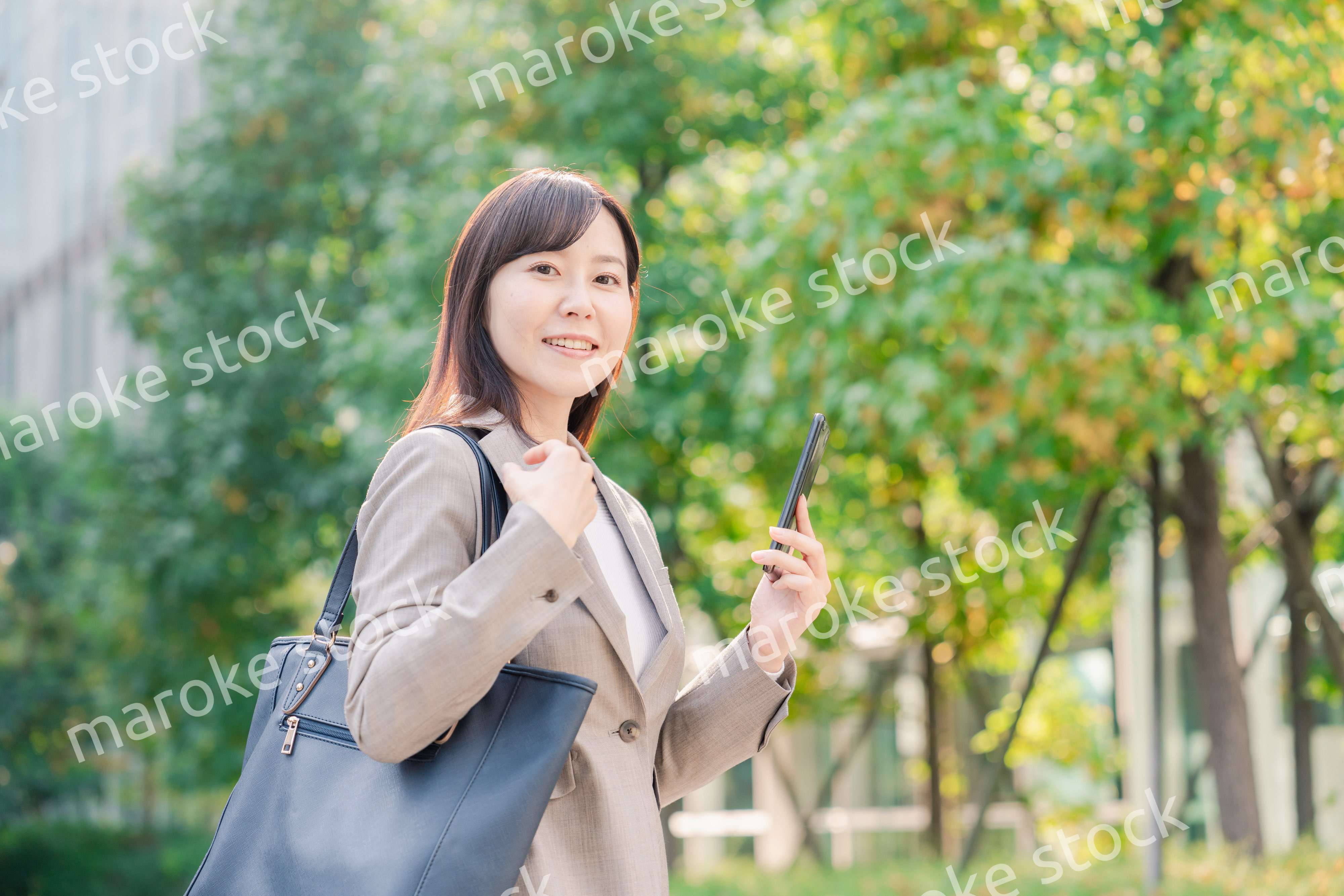 スマホを使いながら歩くビジネスウーマン