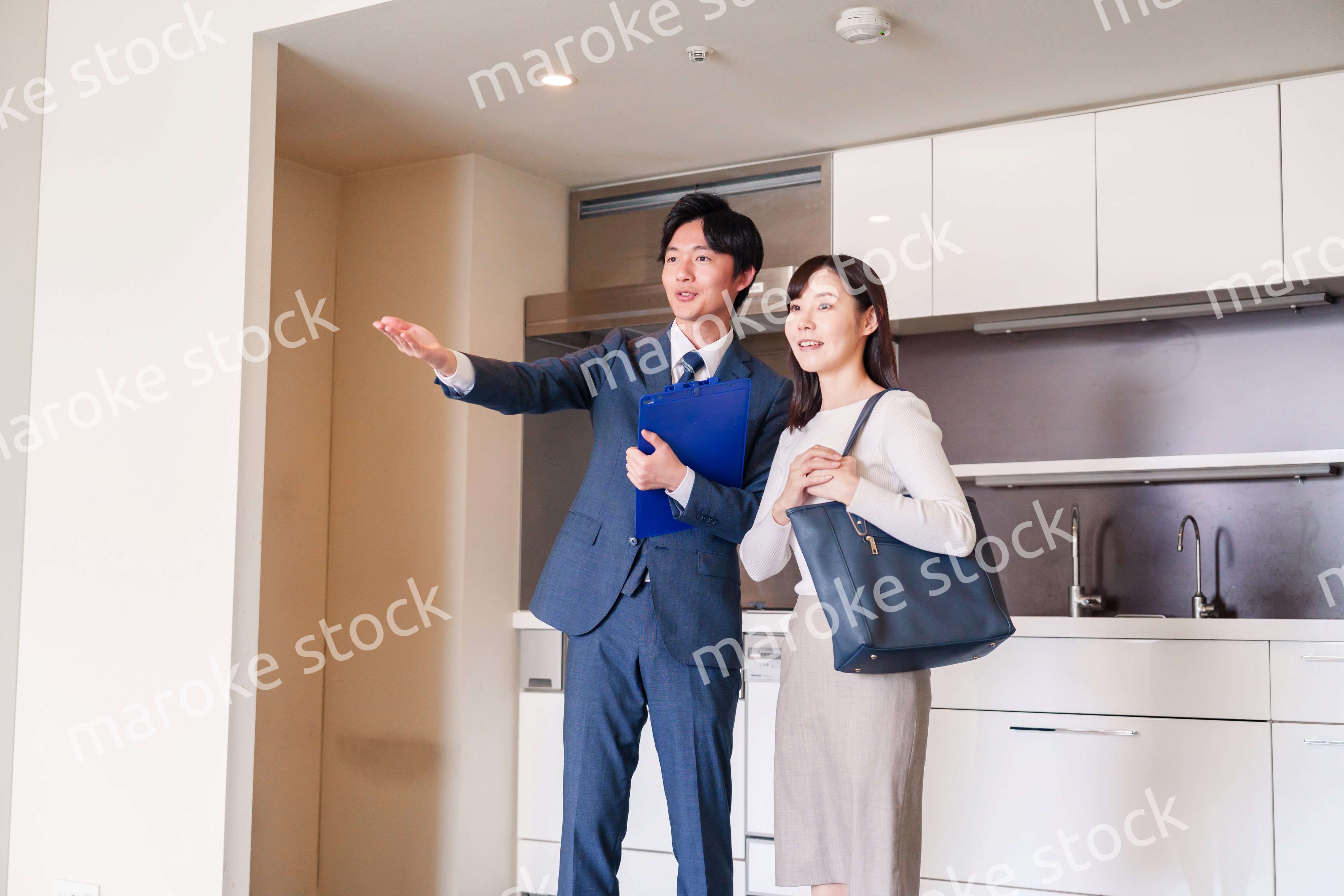 不動産見学の案内をする不動産会社のスタッフ