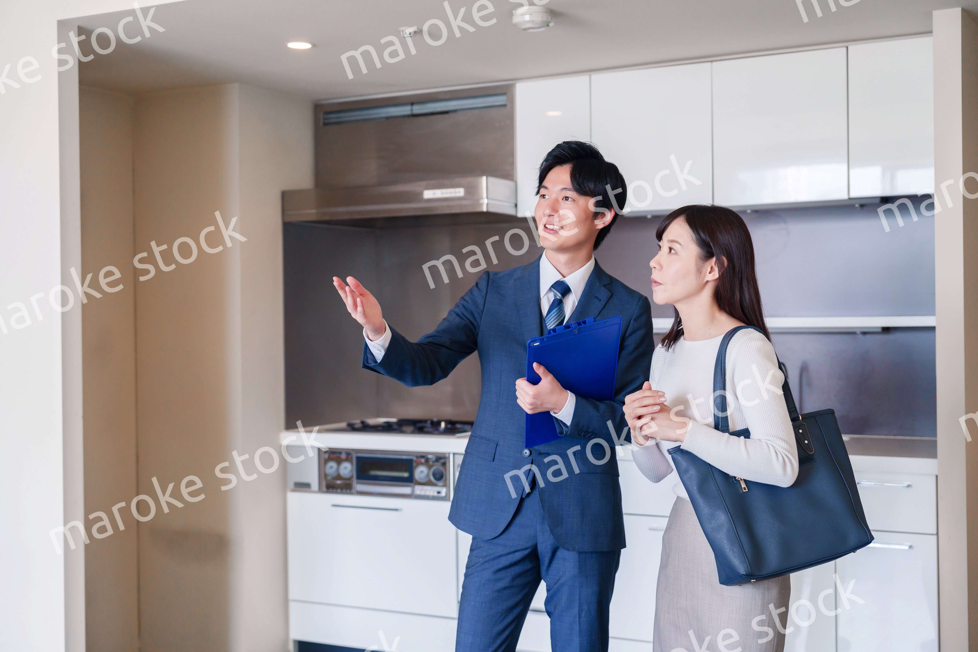 不動産見学の案内をする不動産会社のスタッフ