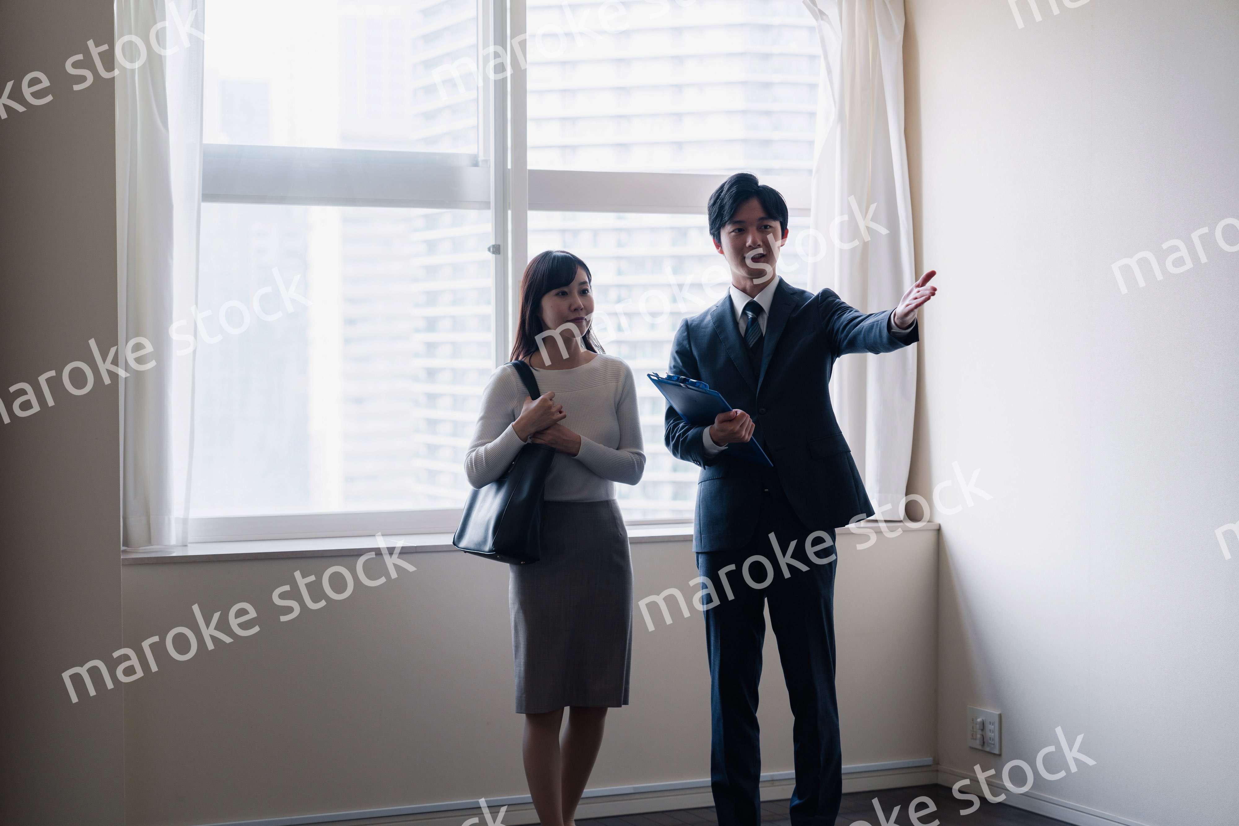 物件の内覧をする若い女性