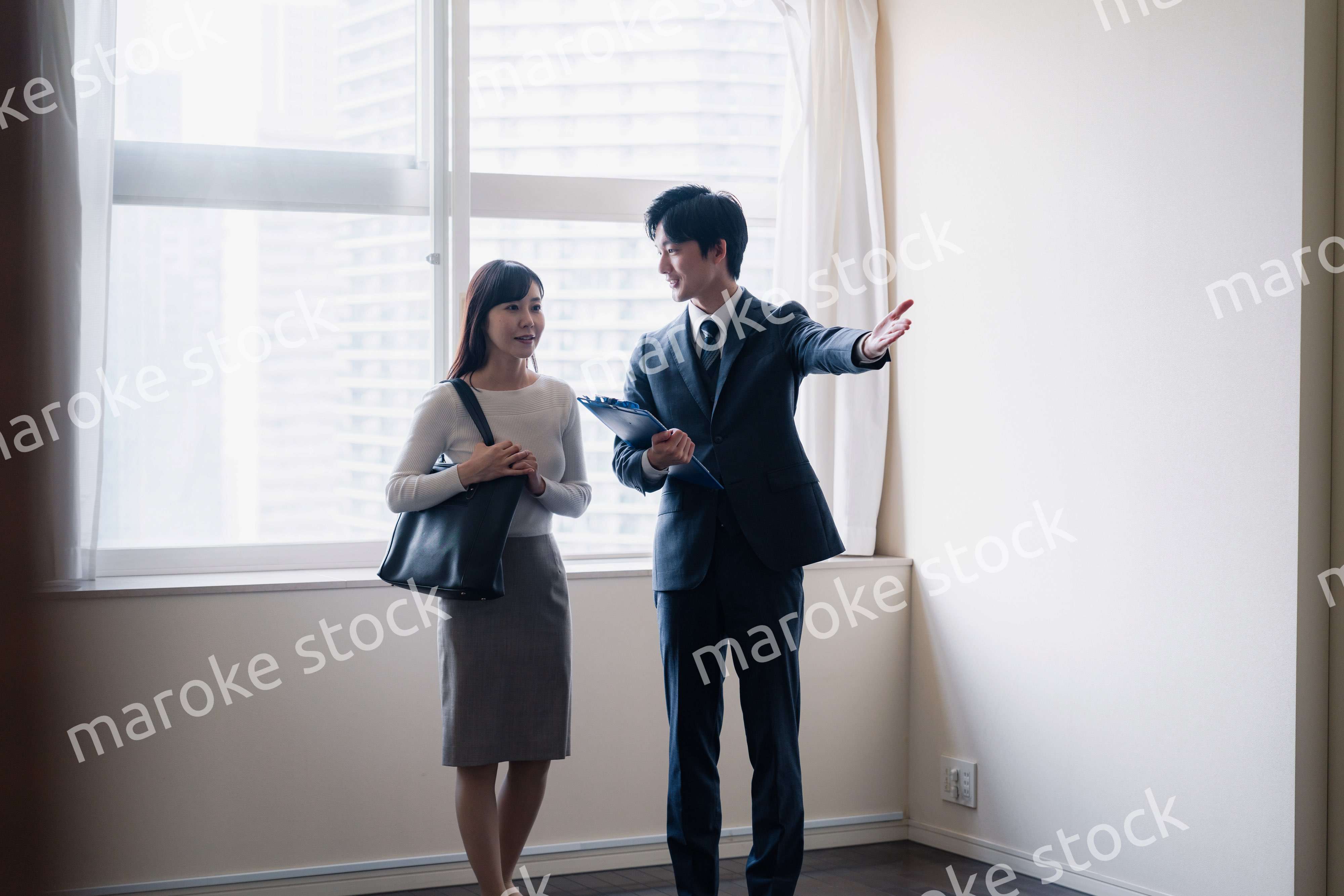 物件の内覧をする若い女性