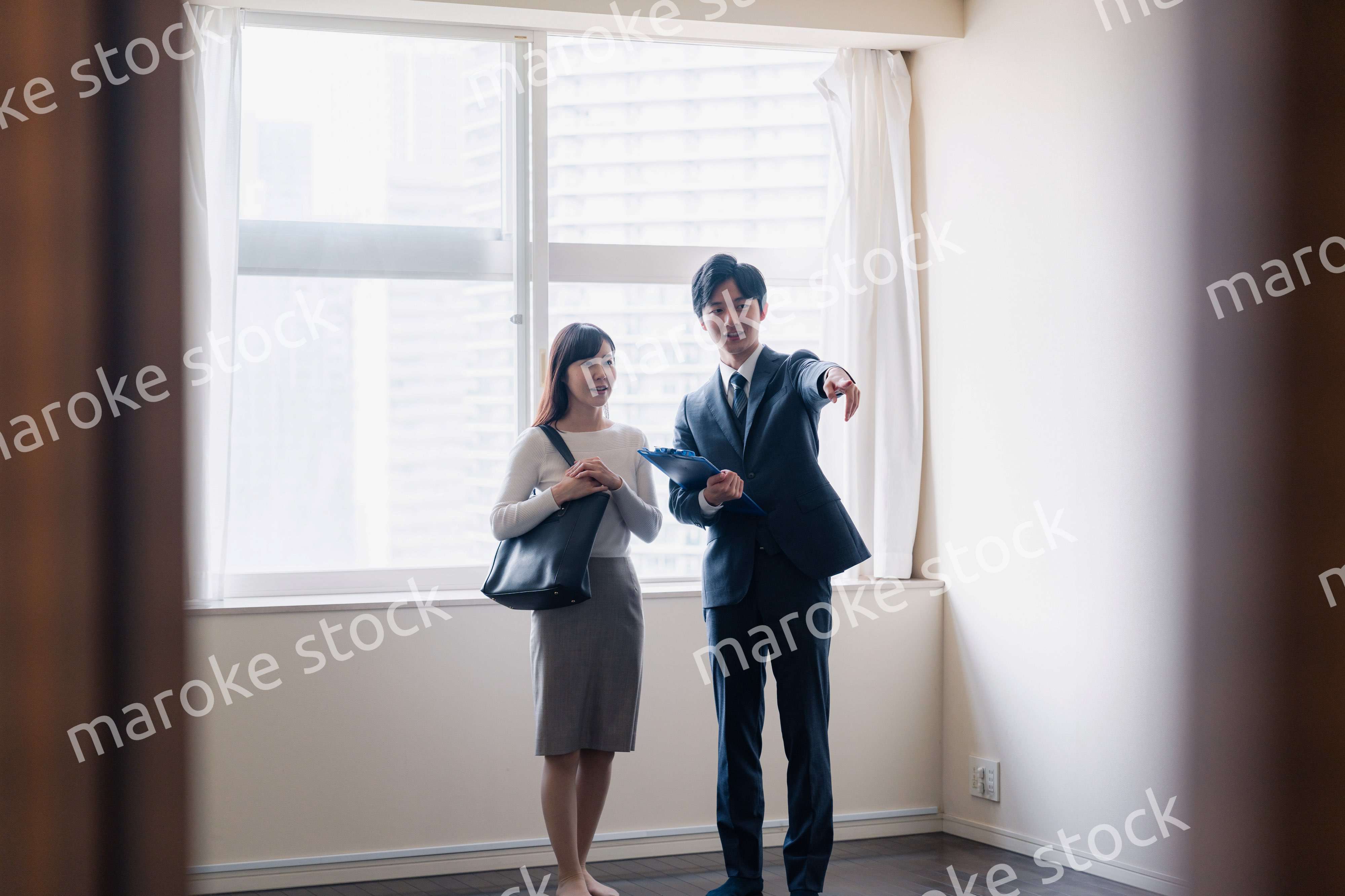 物件の内覧をする若い女性