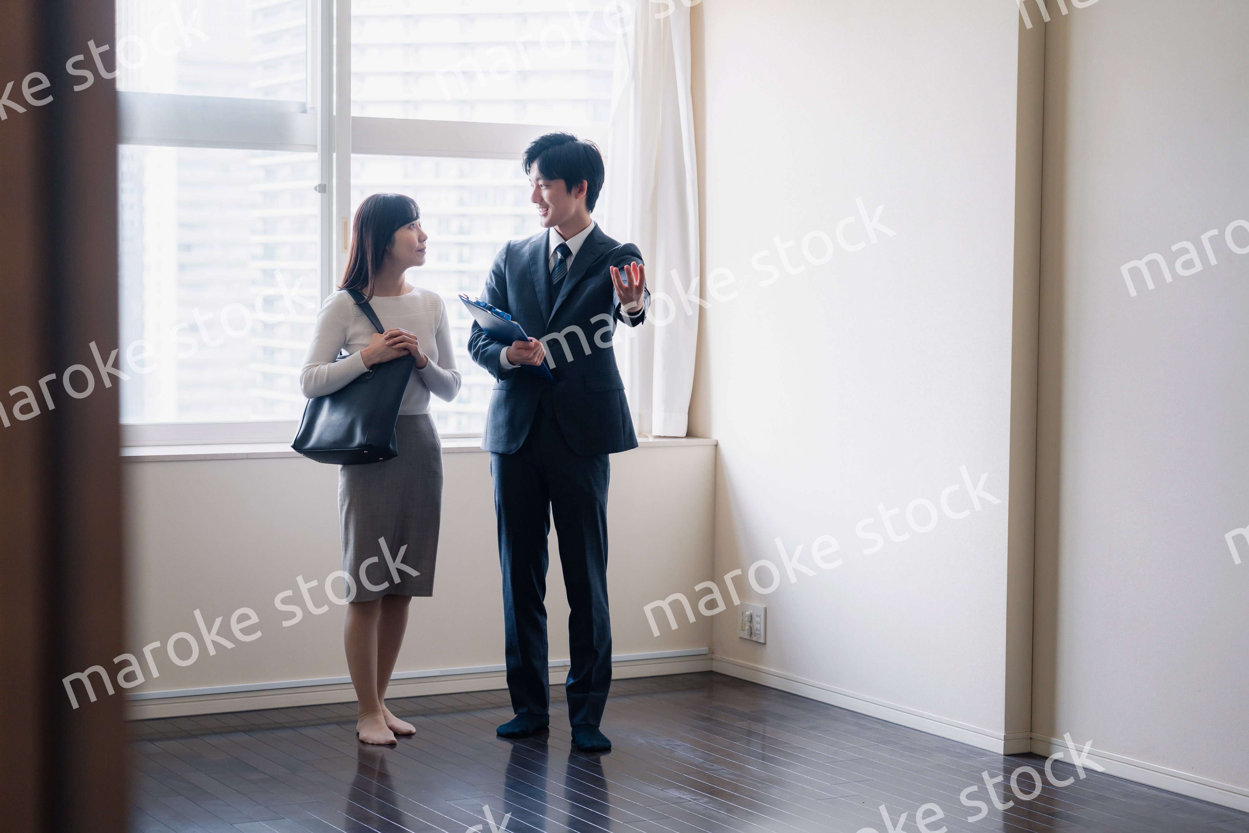 物件の内覧をする若い女性