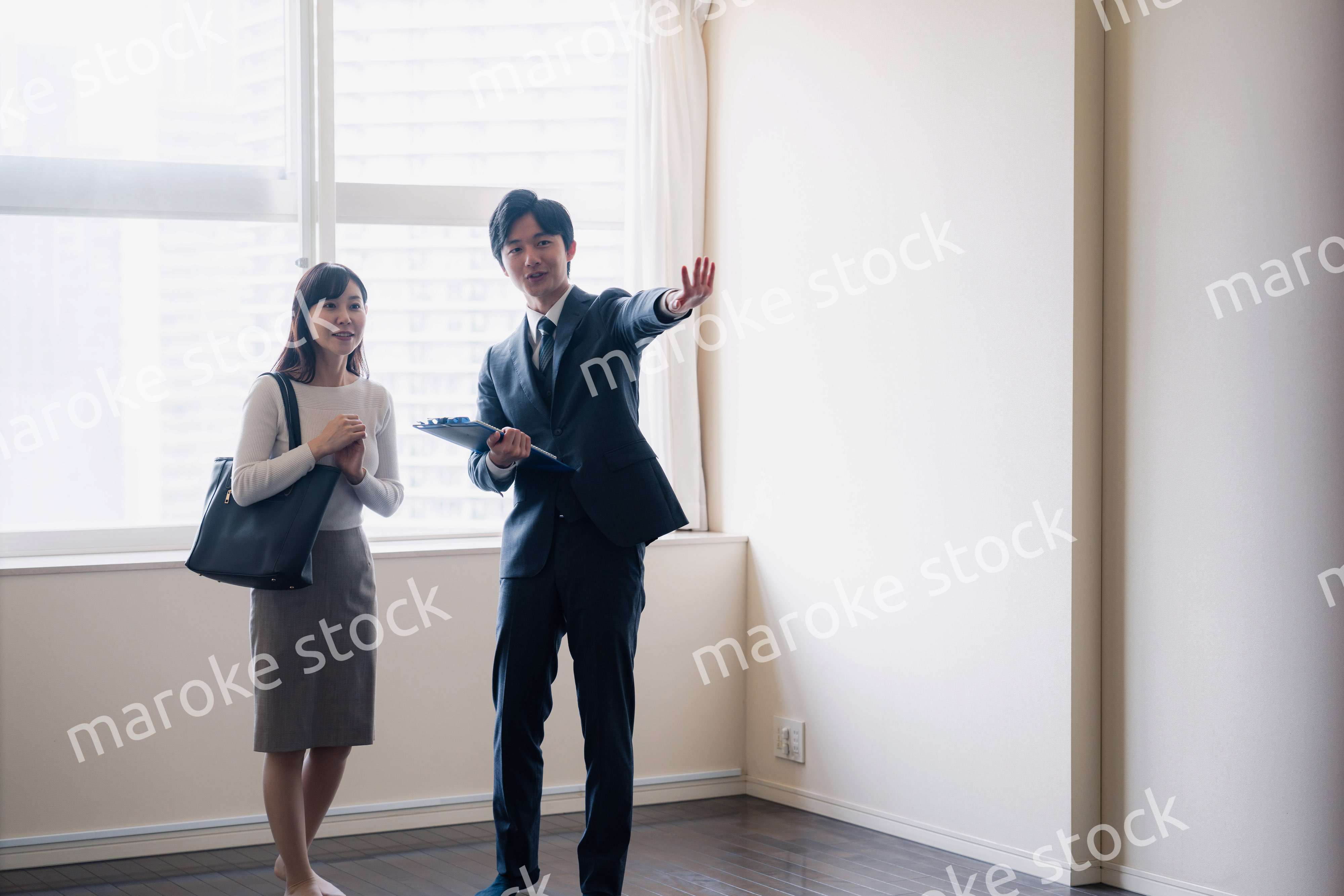 物件の内覧をする若い女性