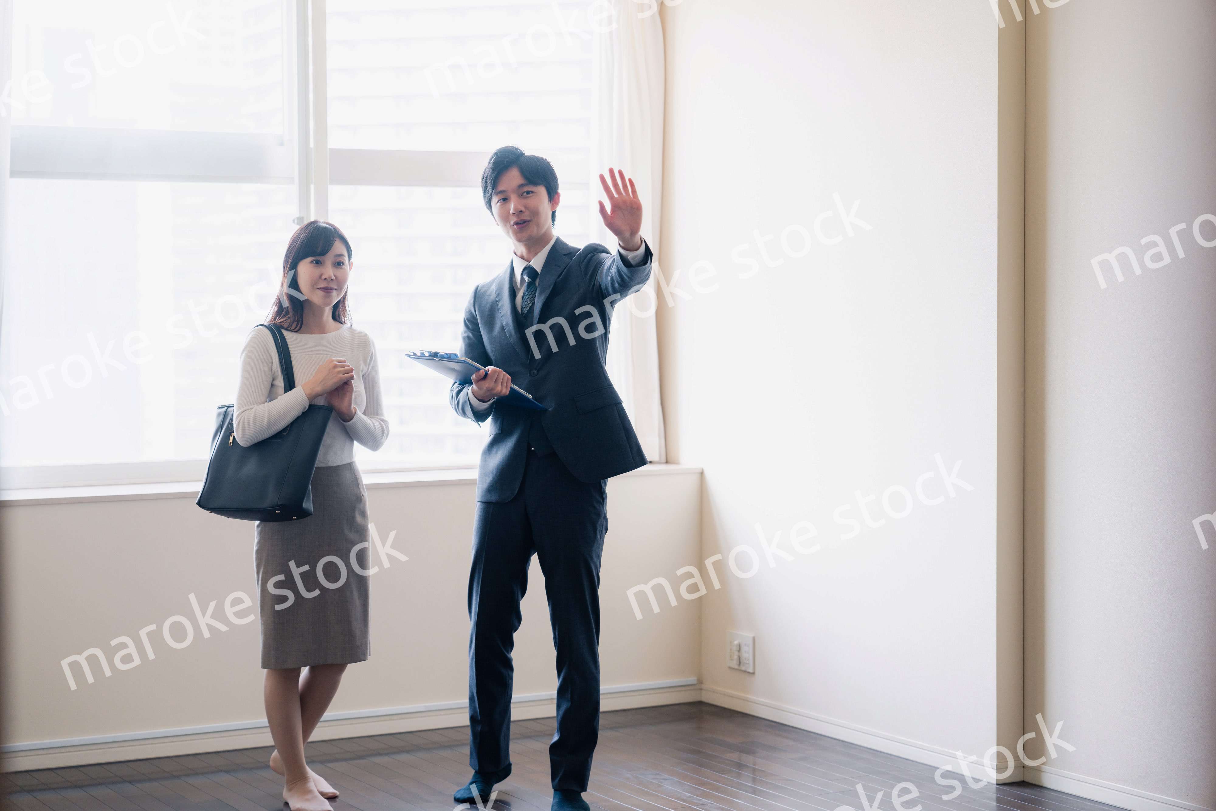 物件の内覧をする若い女性