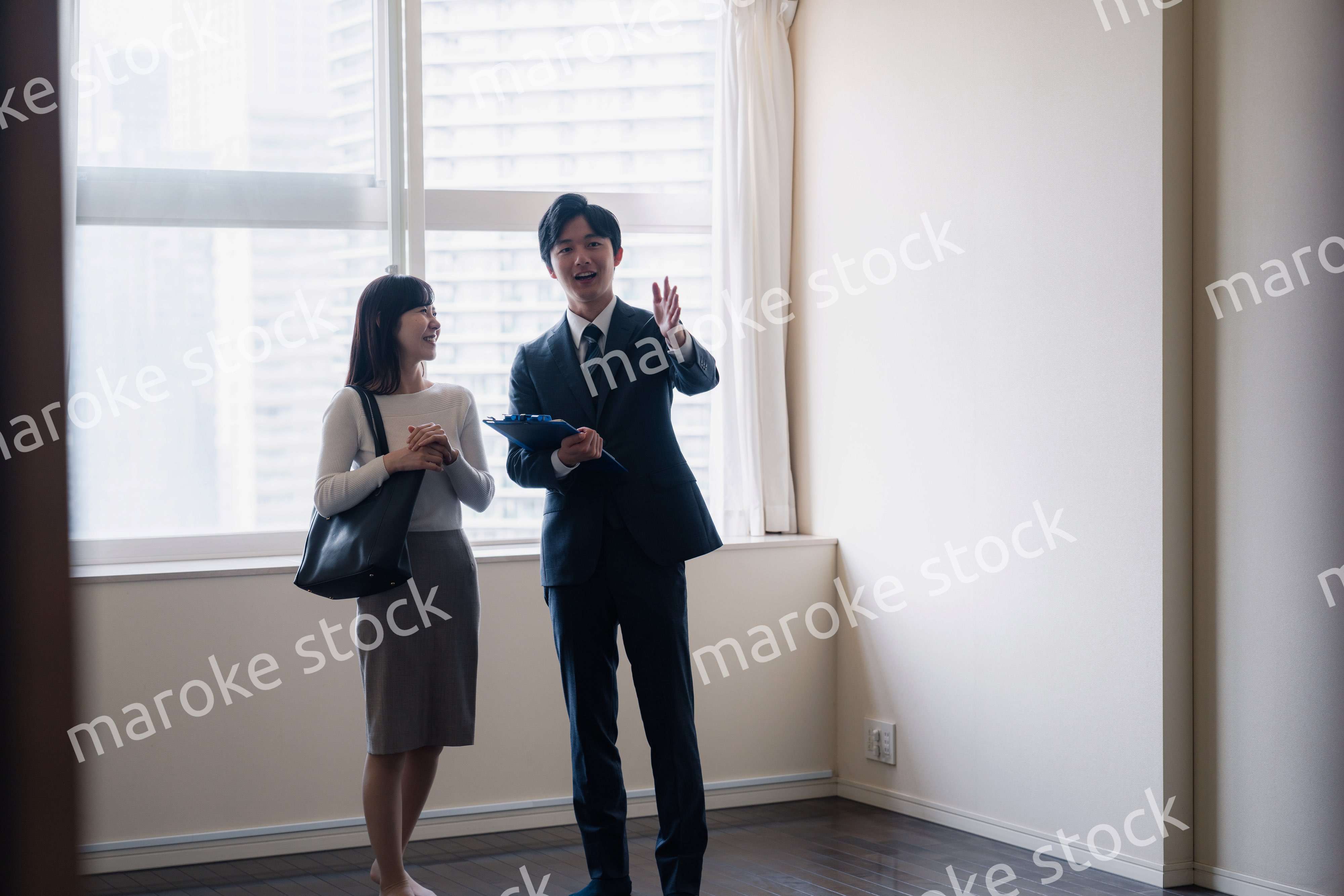 物件の内覧をする若い女性