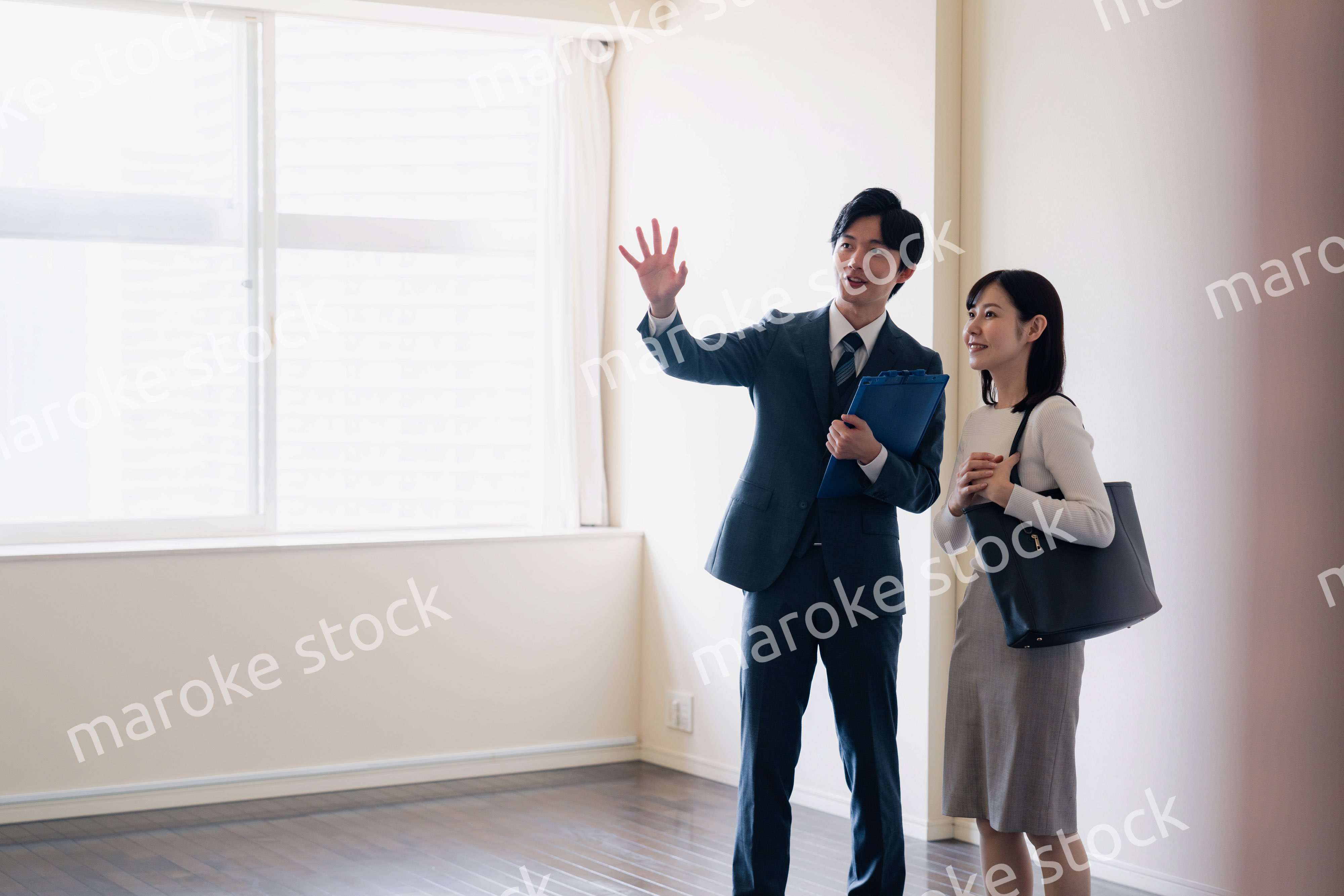 物件の内覧をする若い女性