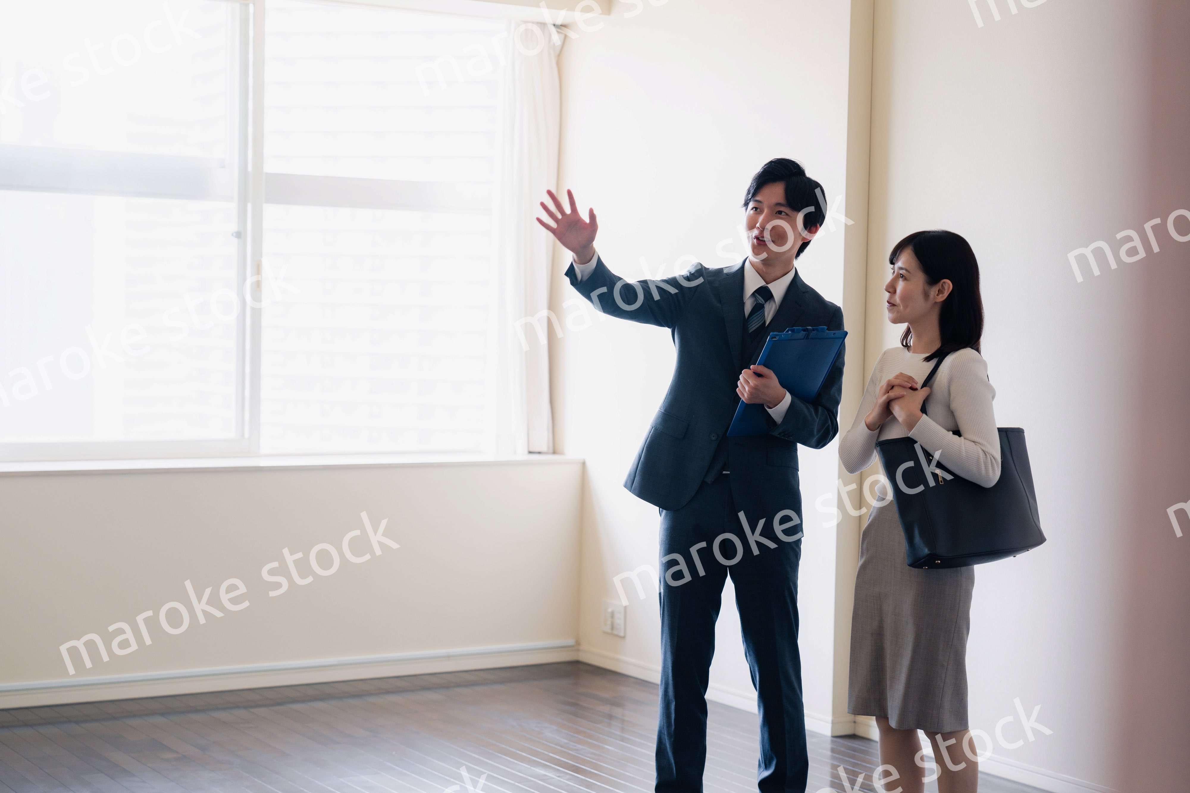 物件の内覧をする若い女性