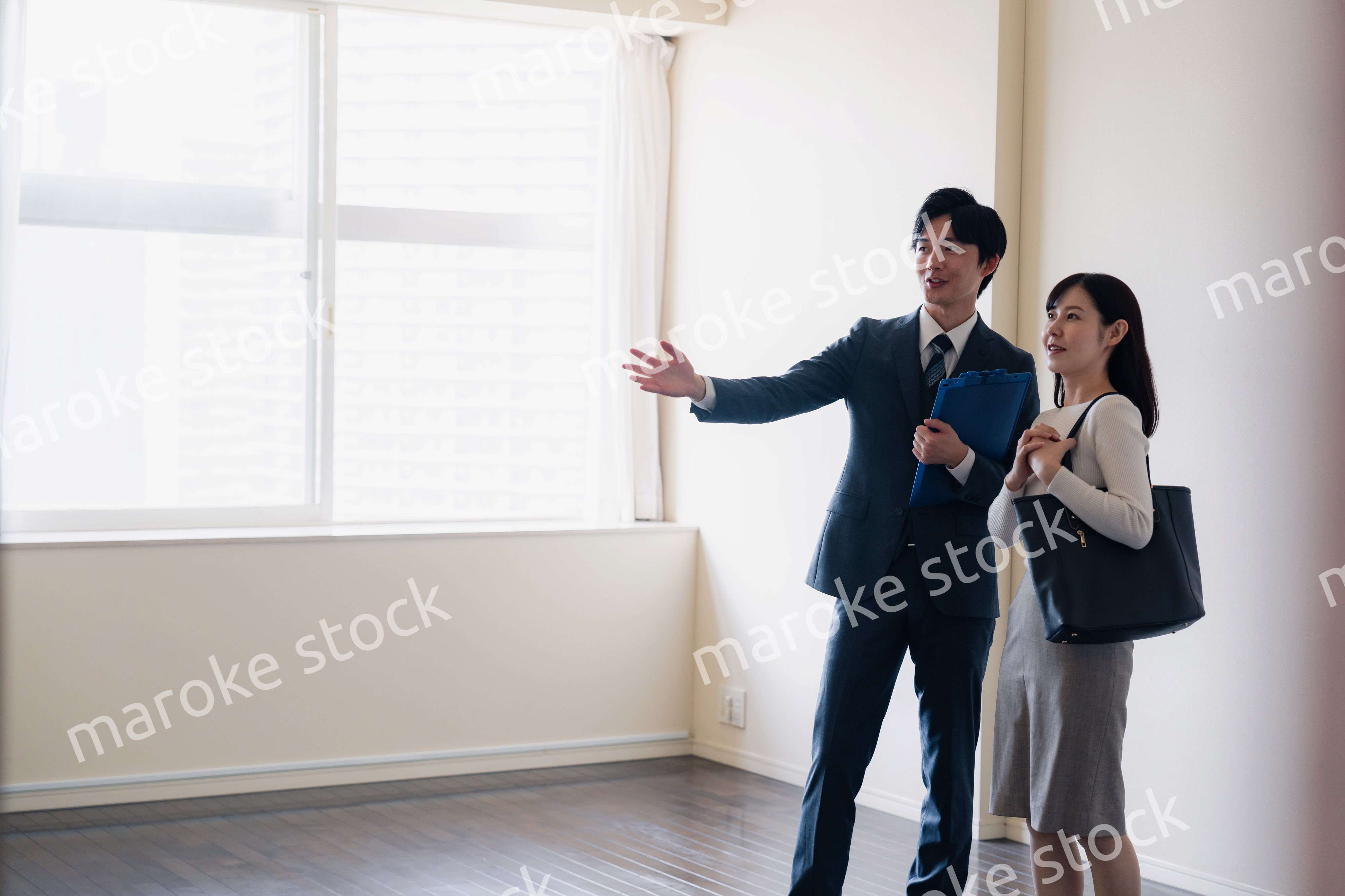 物件の内覧をする若い女性