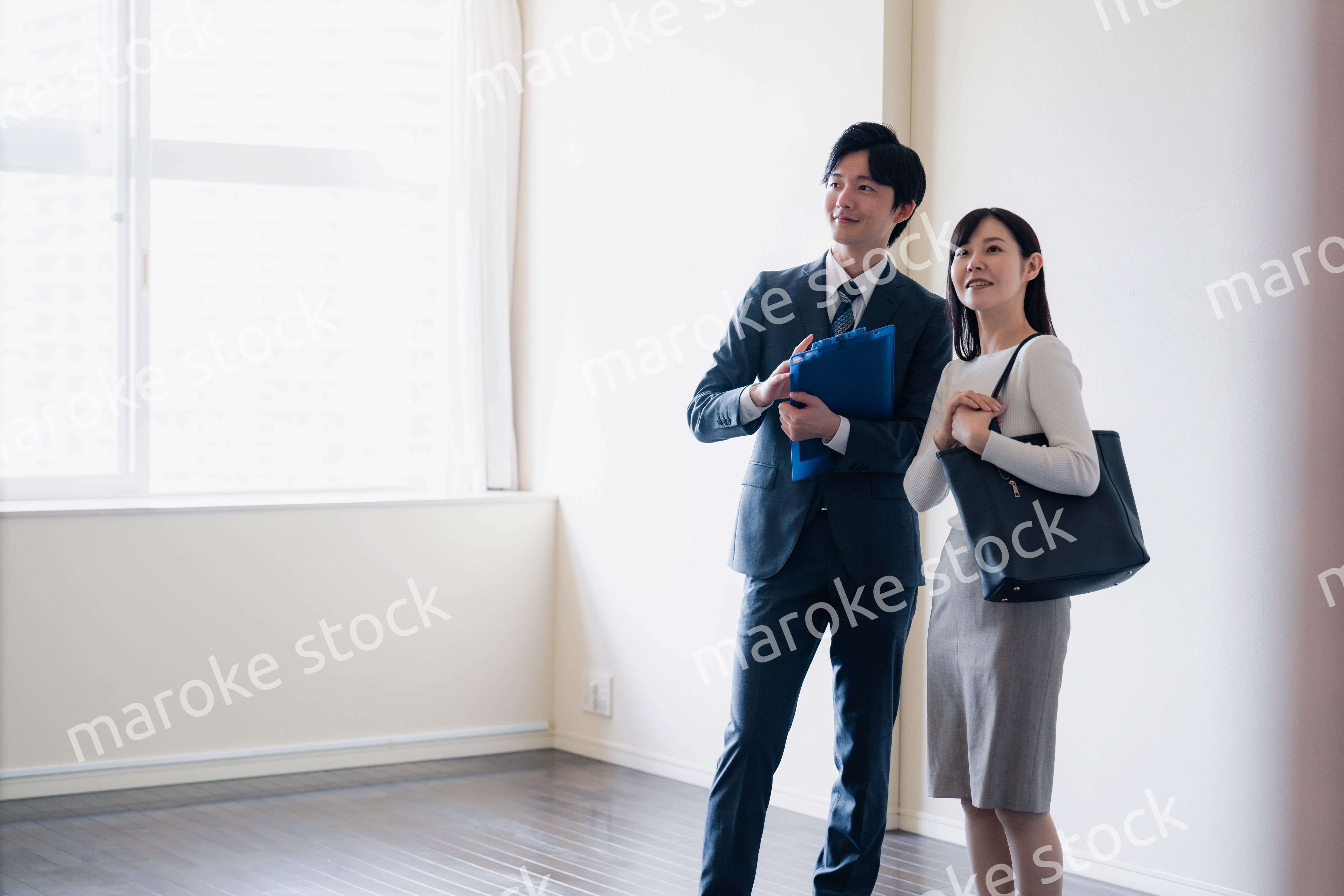 物件の内覧をする若い女性