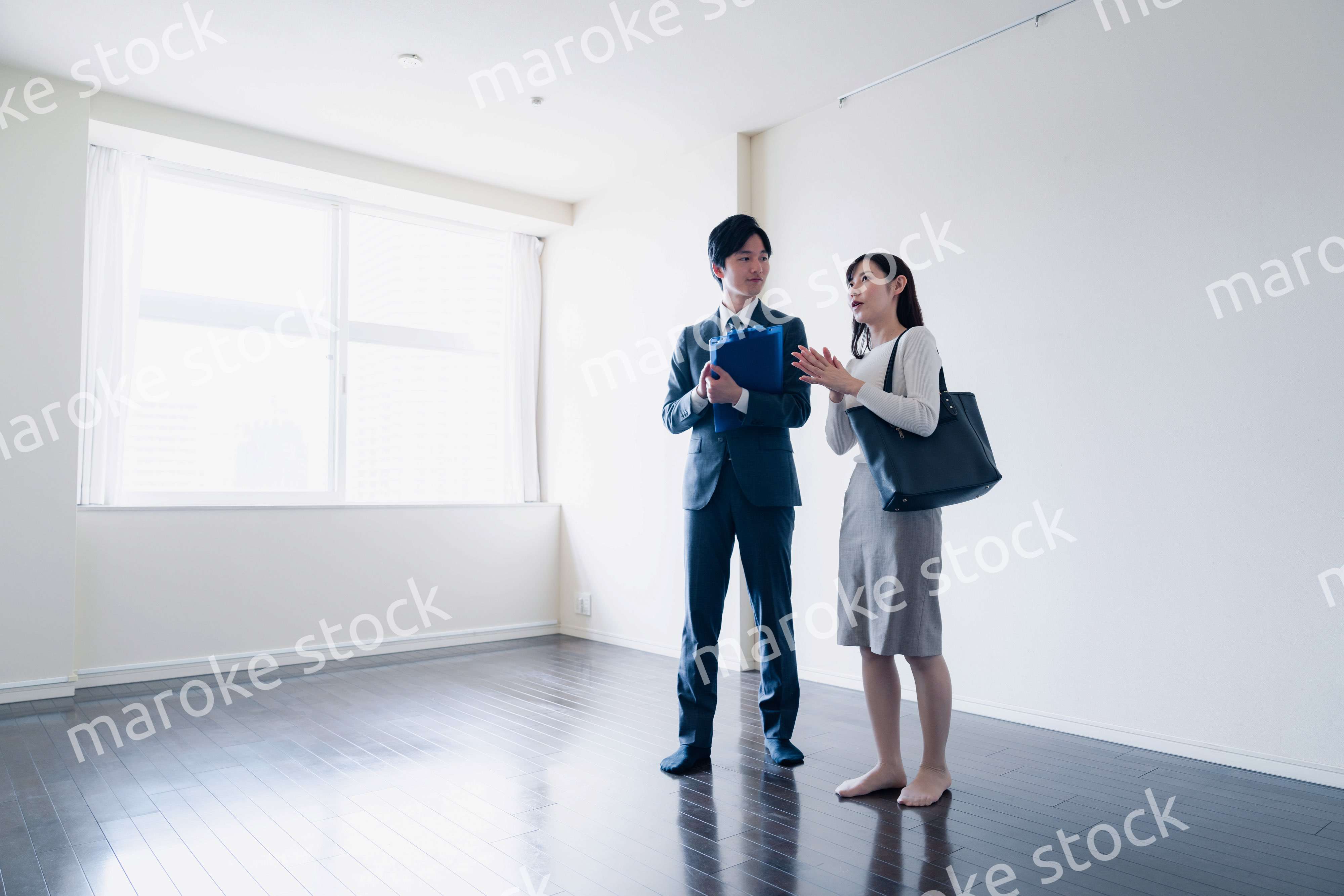 物件の内覧をする若い女性