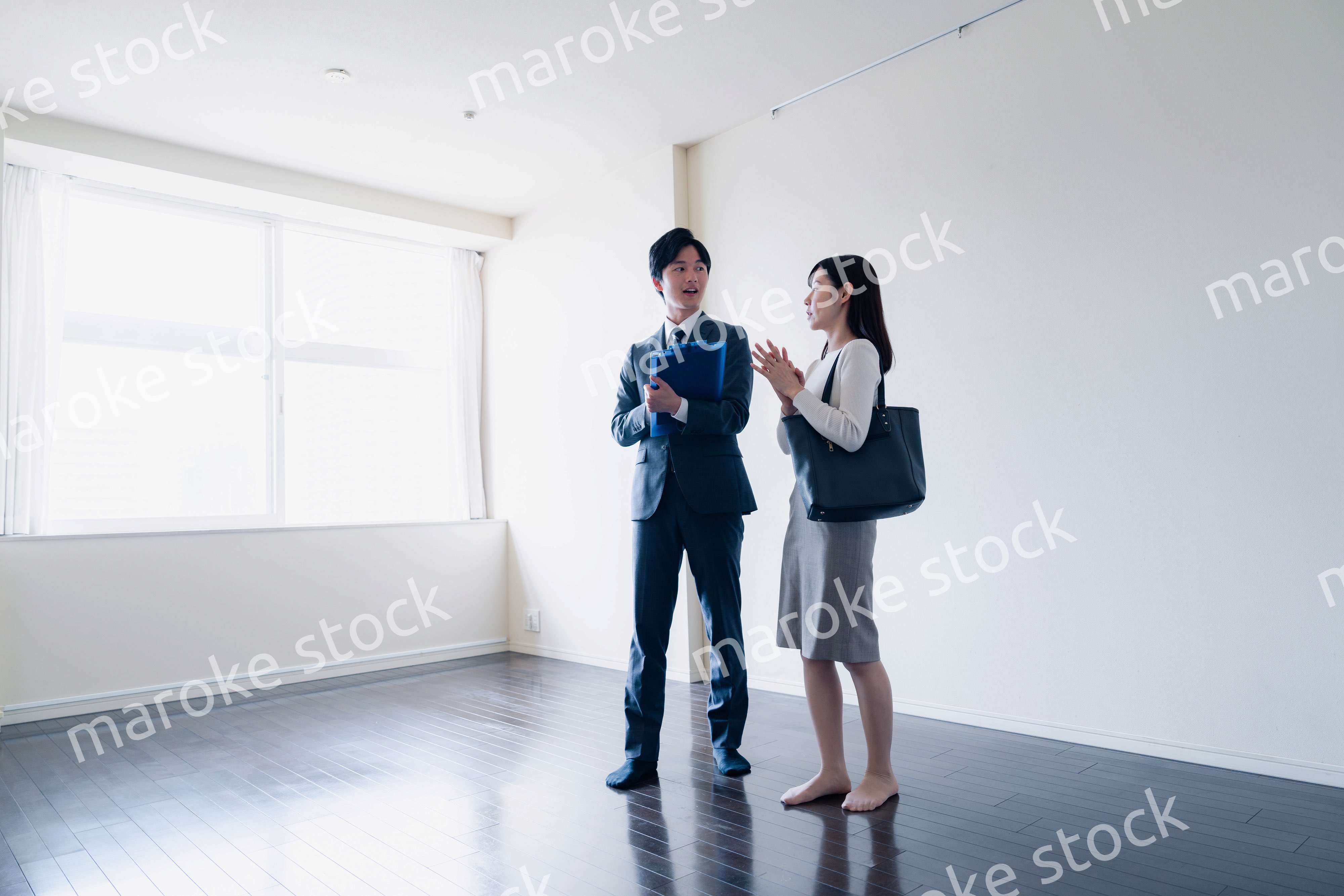 物件の内覧をする若い女性