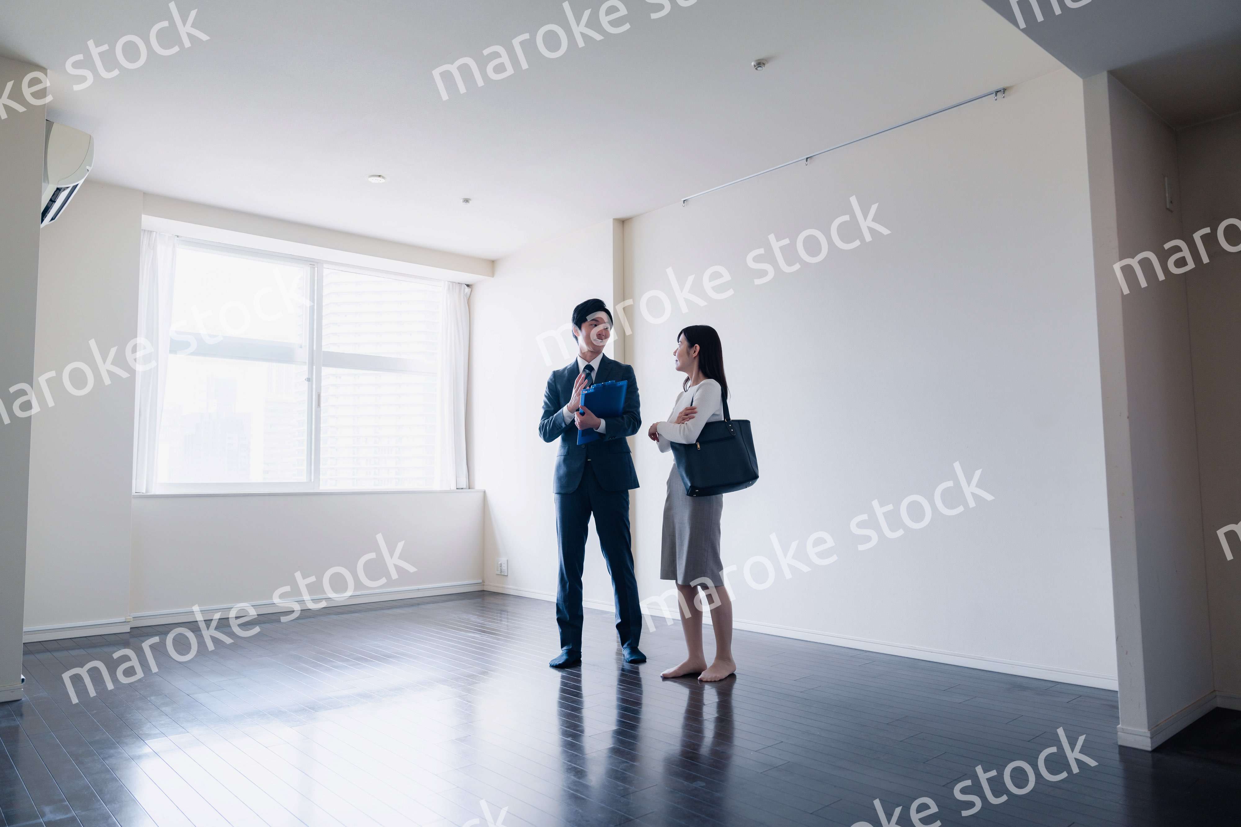 物件の内覧をする若い女性