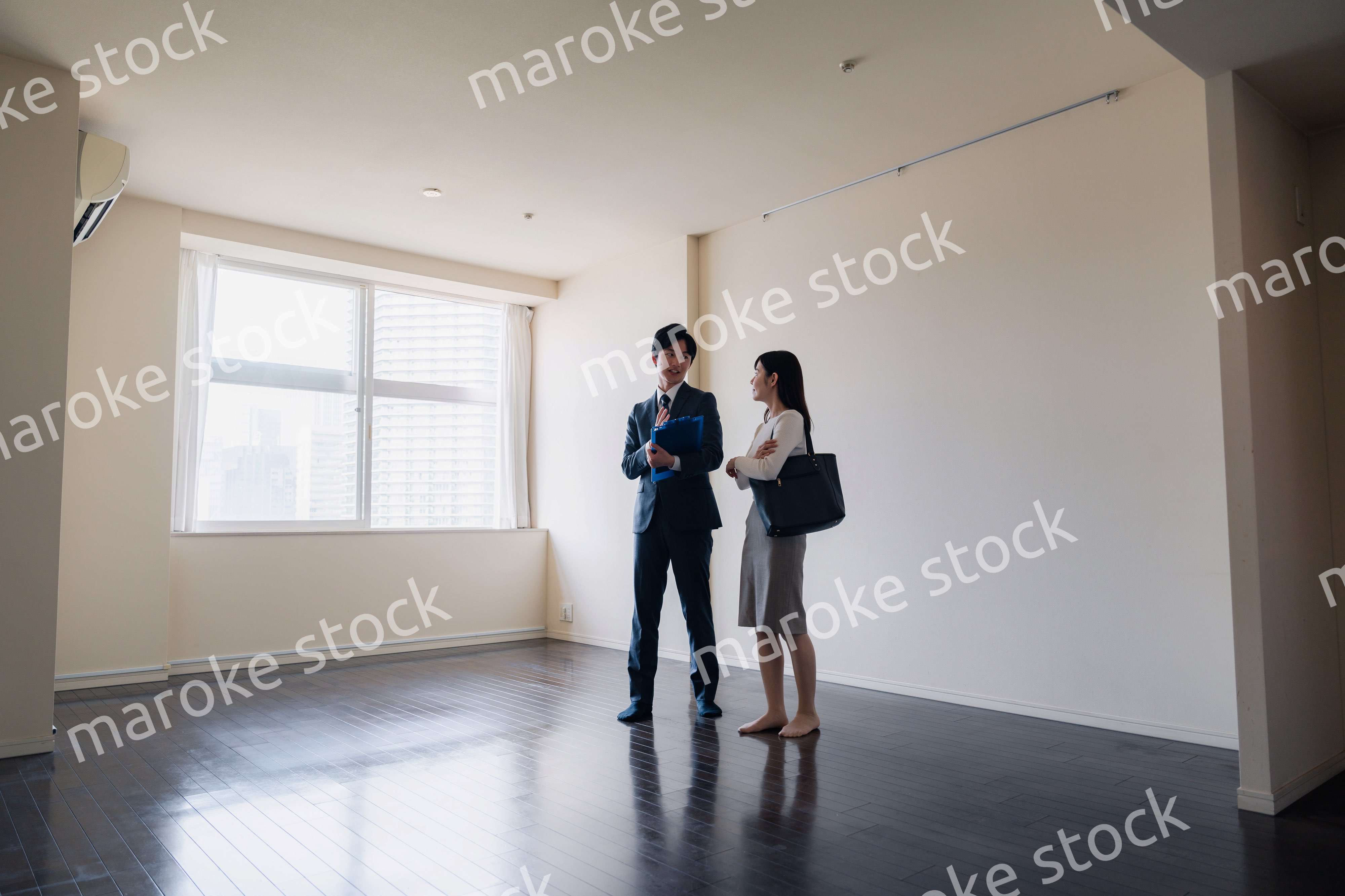 物件の内覧をする若い女性