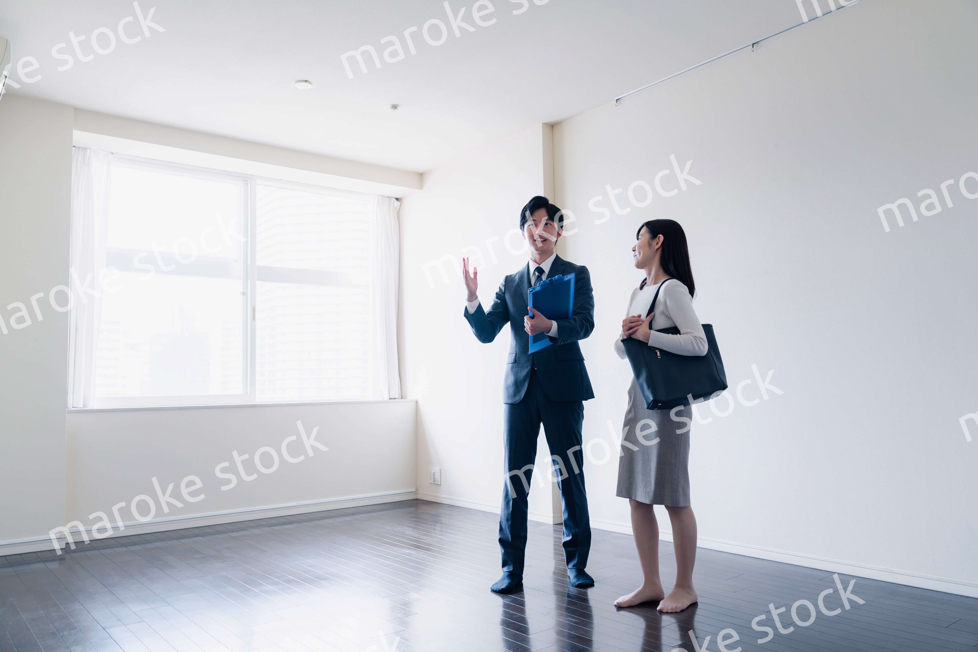 物件の内覧をする若い女性