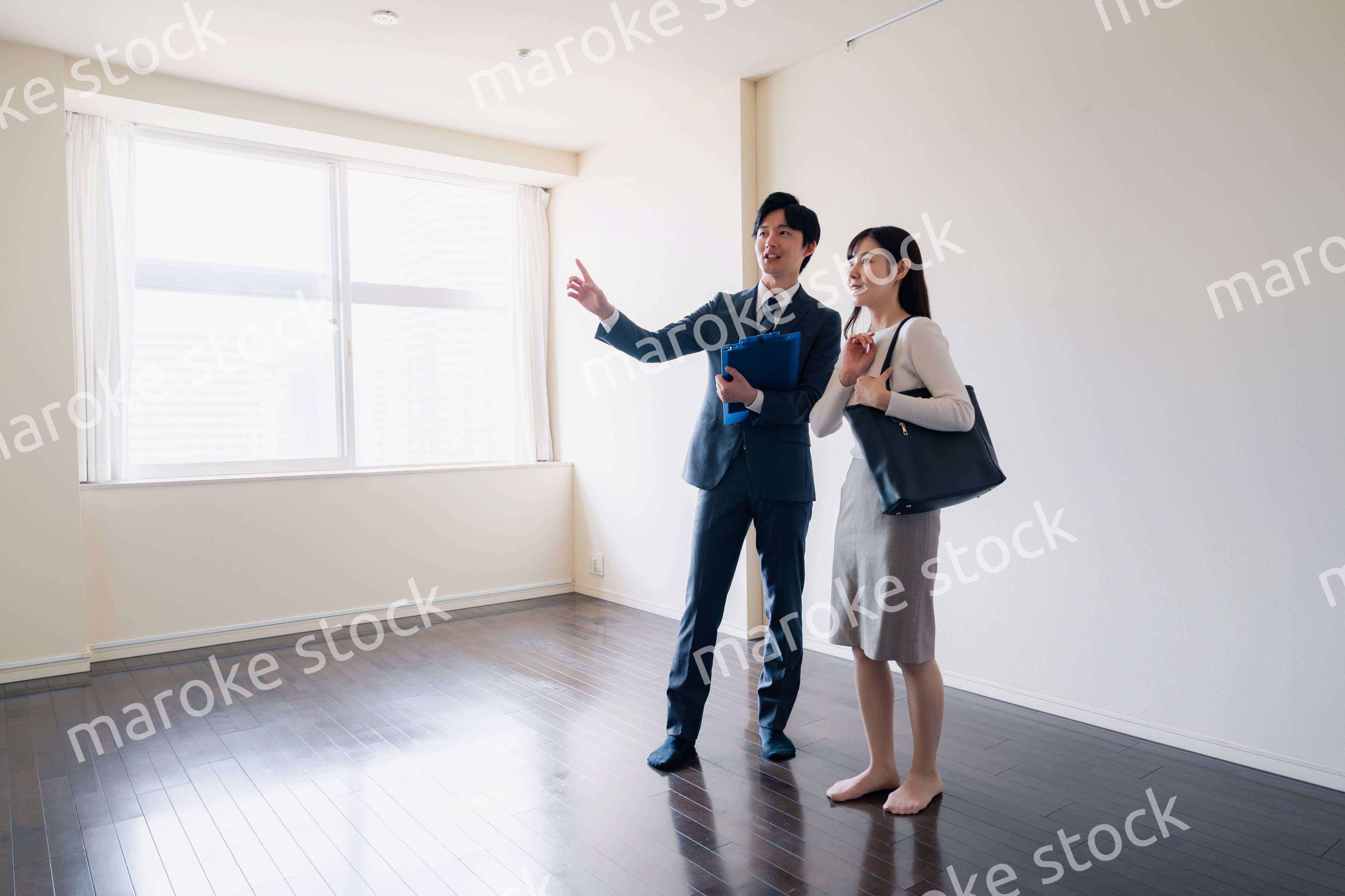 物件の内覧をする若い女性