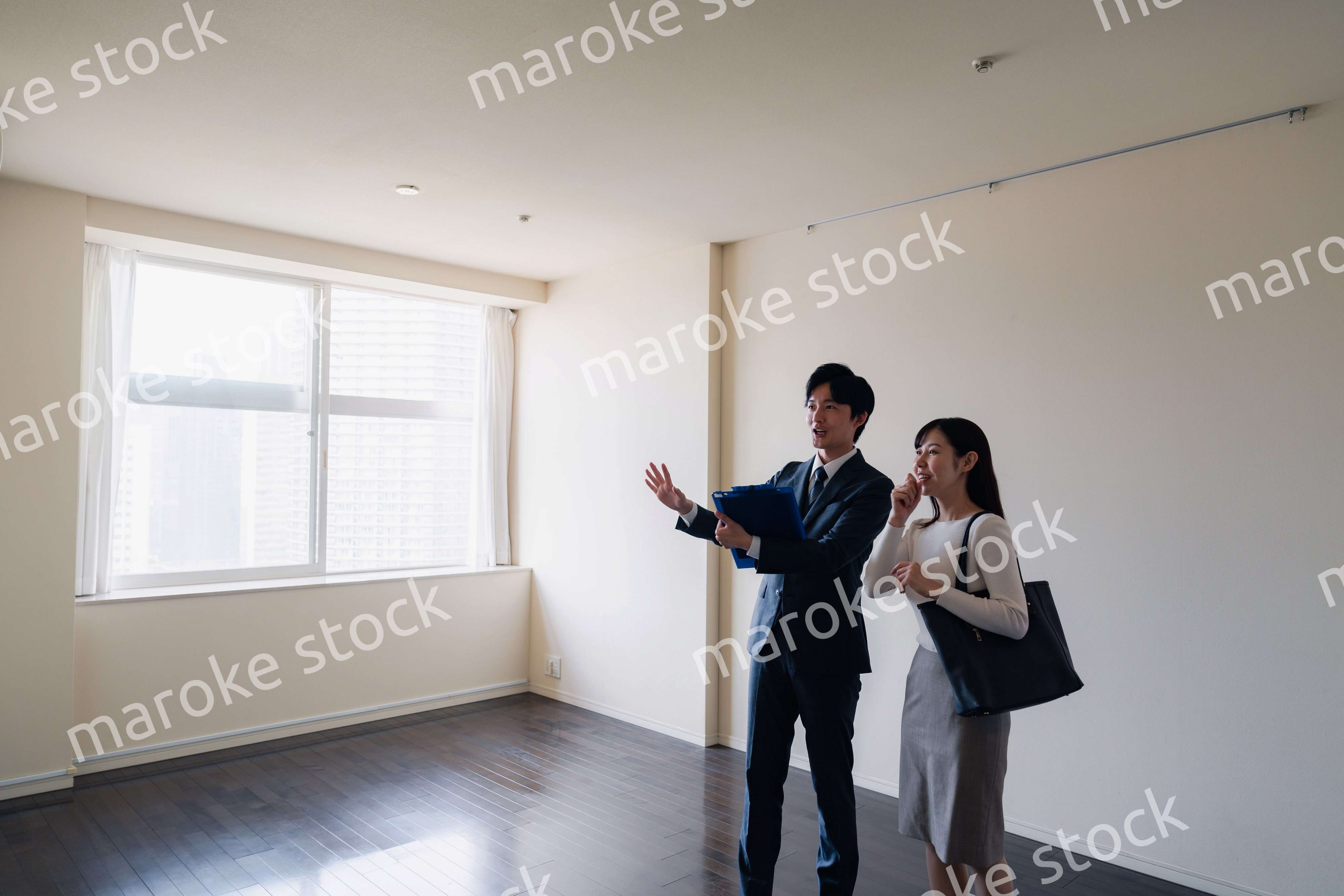 物件の内覧をする若い女性