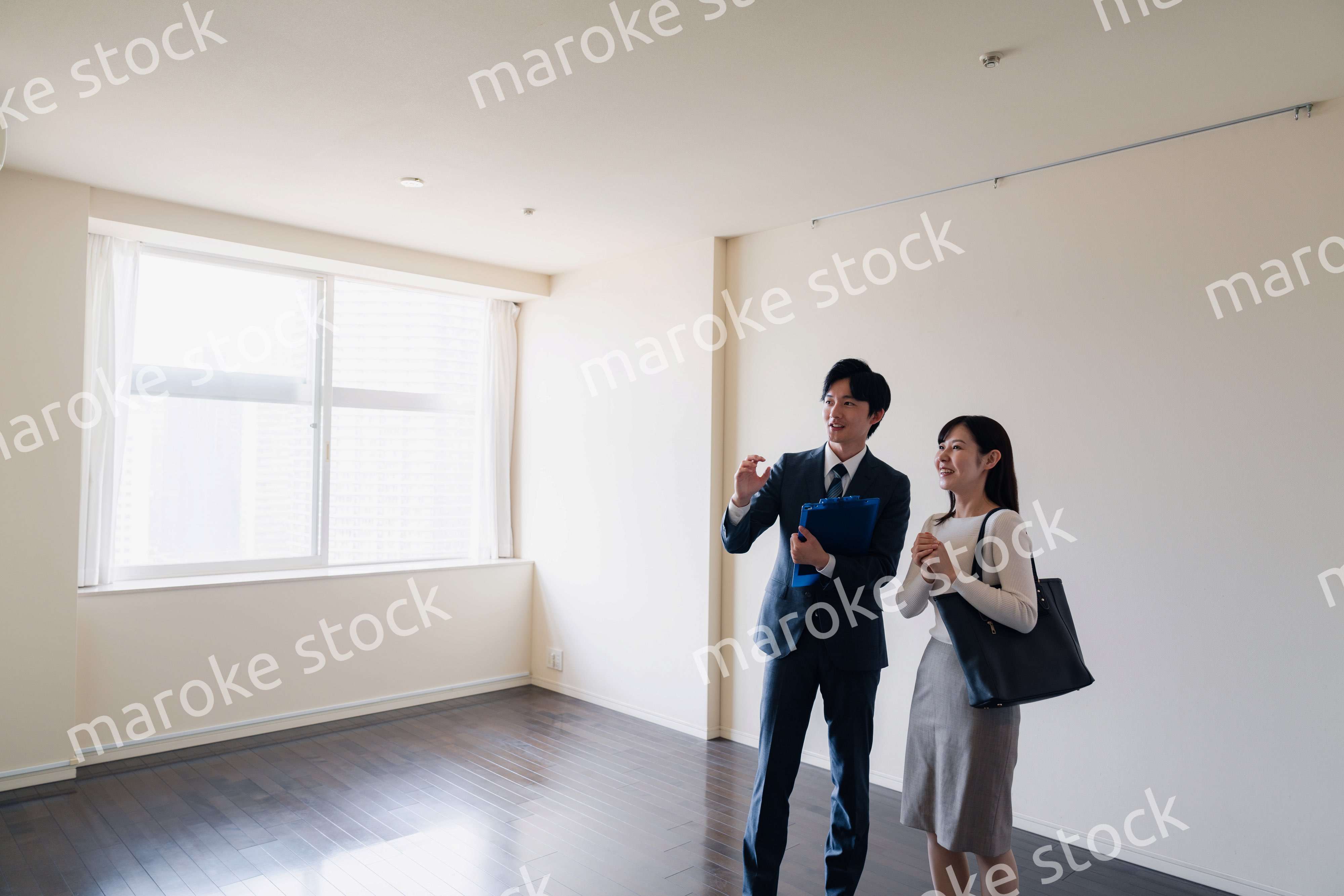 物件の内覧をする若い女性