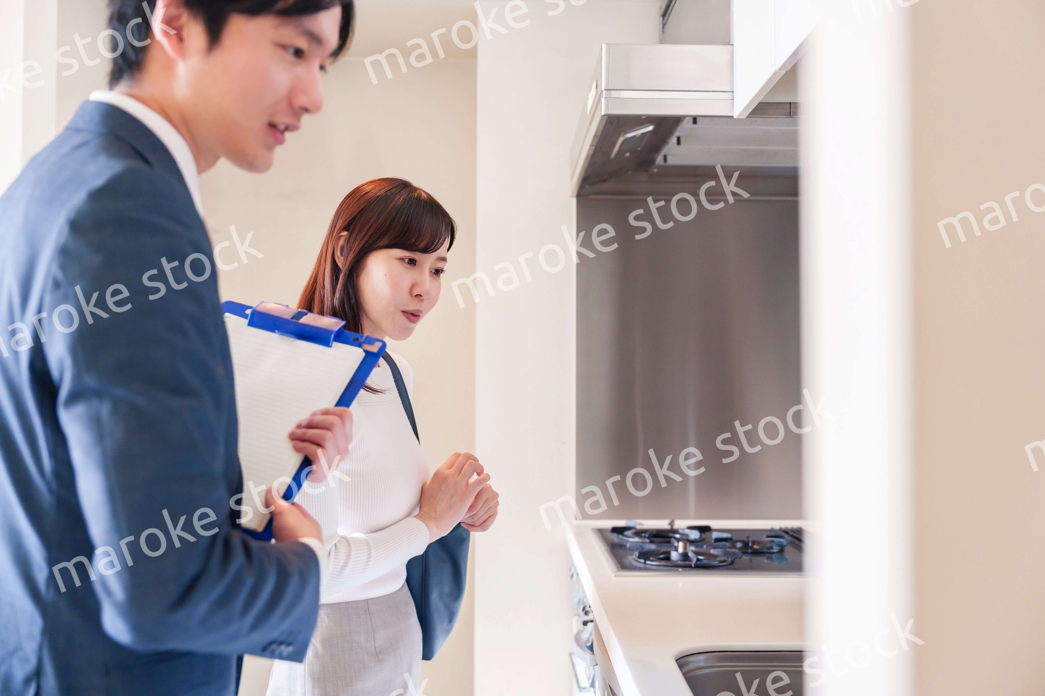 不動産見学の案内をする不動産会社のスタッフ