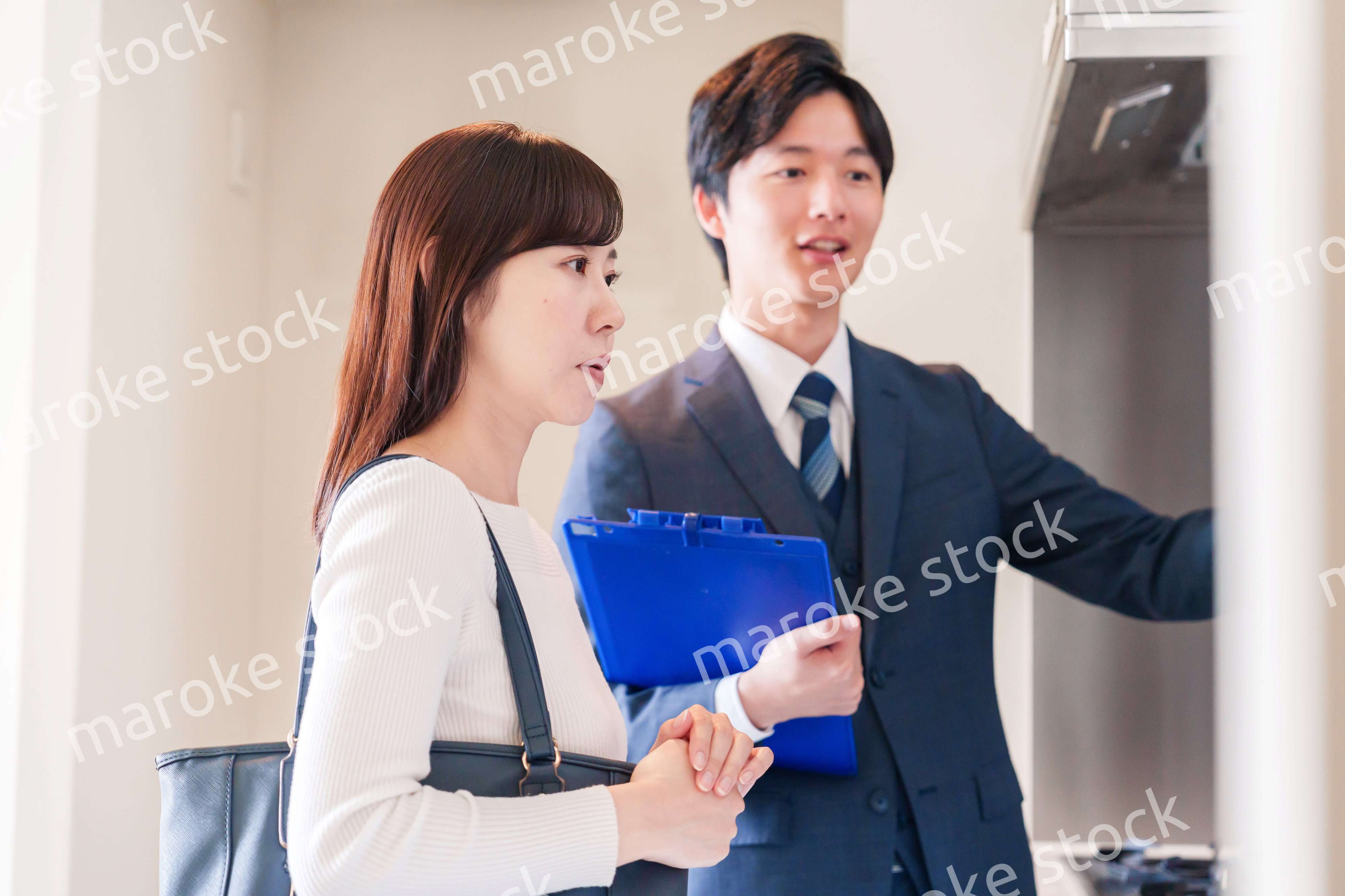 不動産見学の案内をする不動産会社のスタッフ