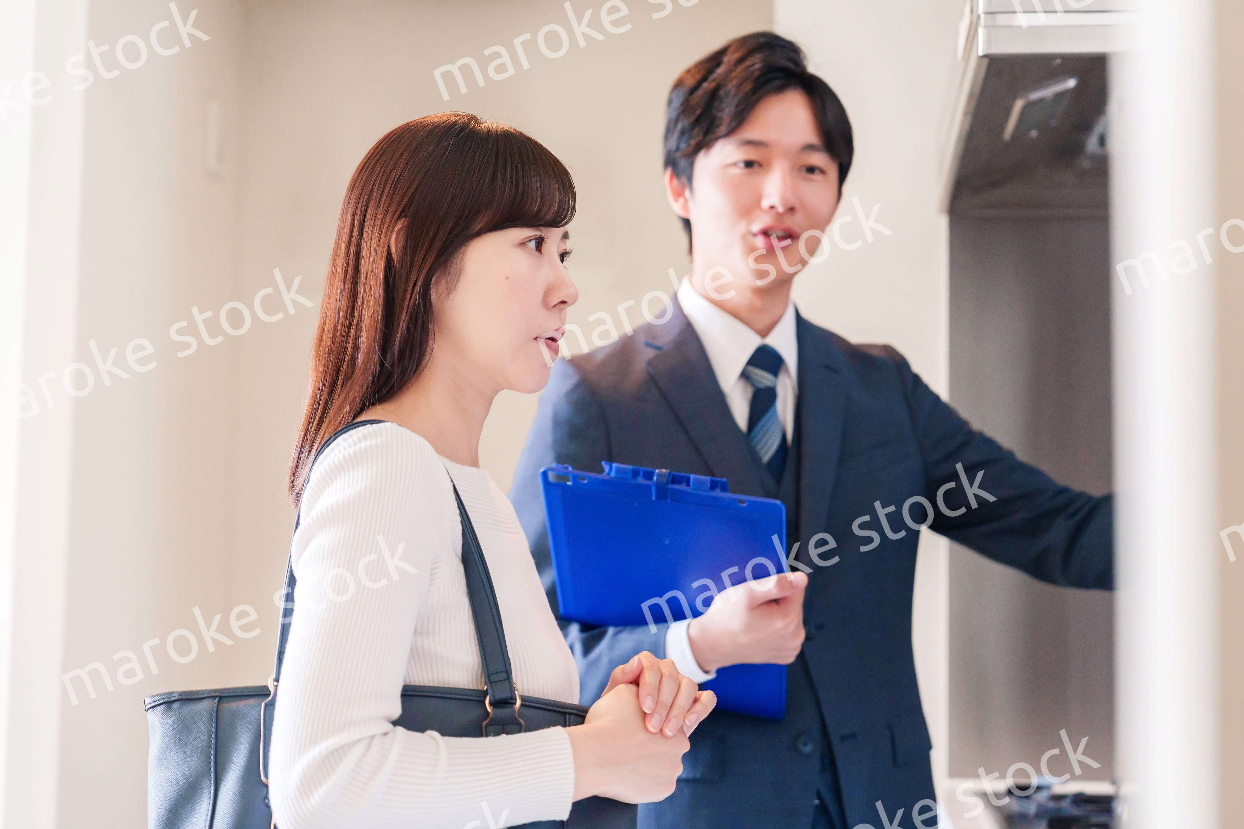 不動産見学の案内をする不動産会社のスタッフ