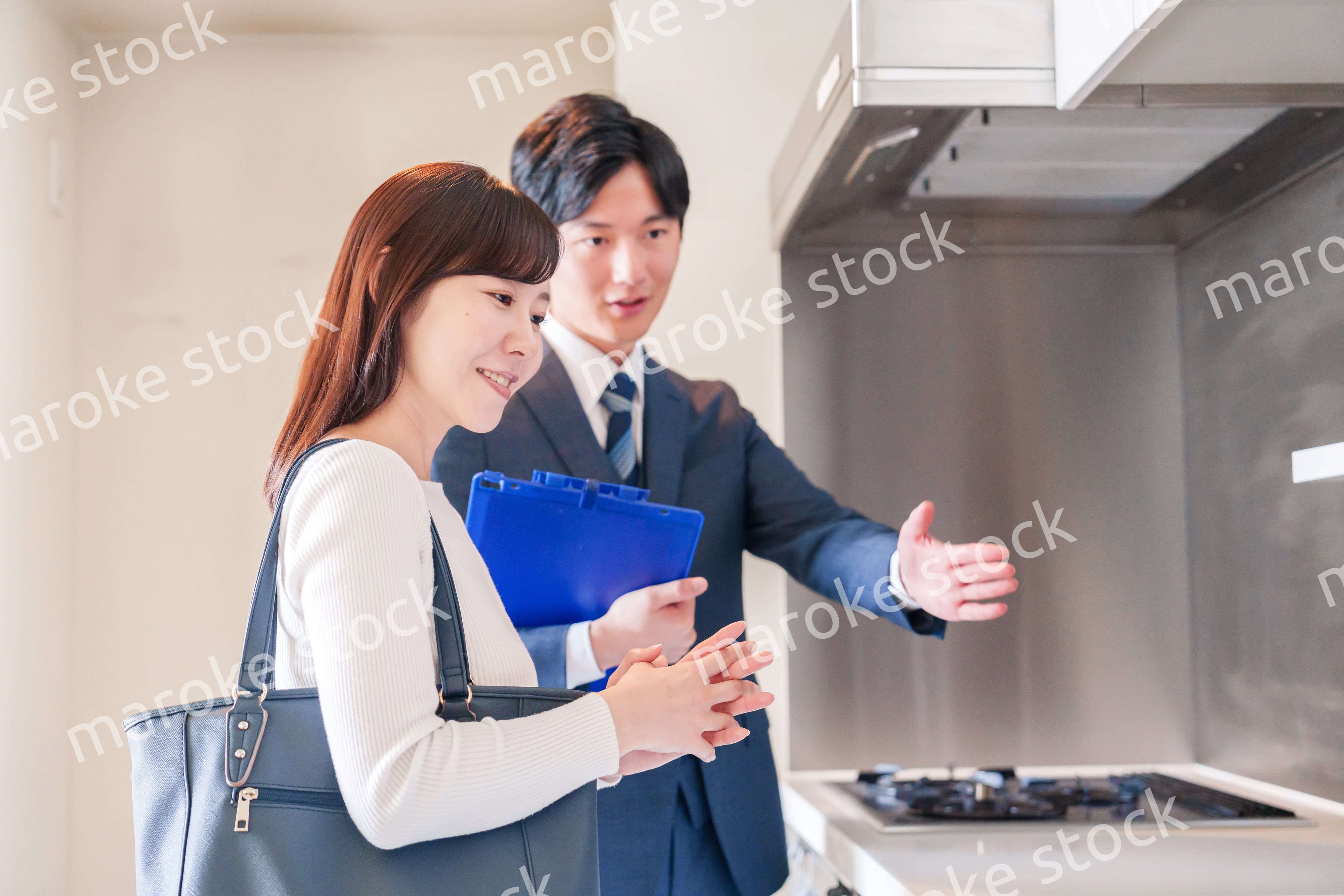 不動産見学の案内をする不動産会社のスタッフ