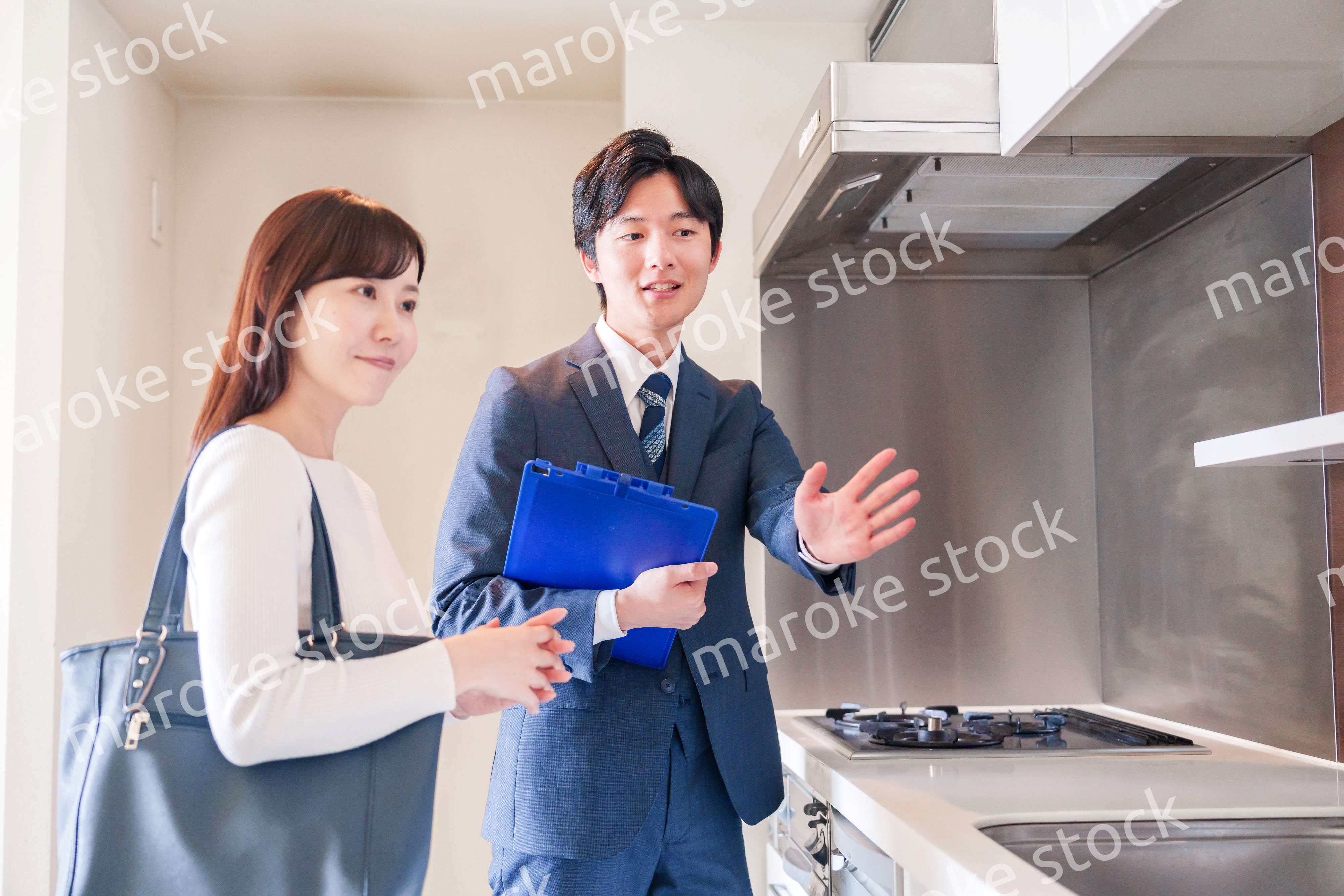 不動産見学の案内をする不動産会社のスタッフ