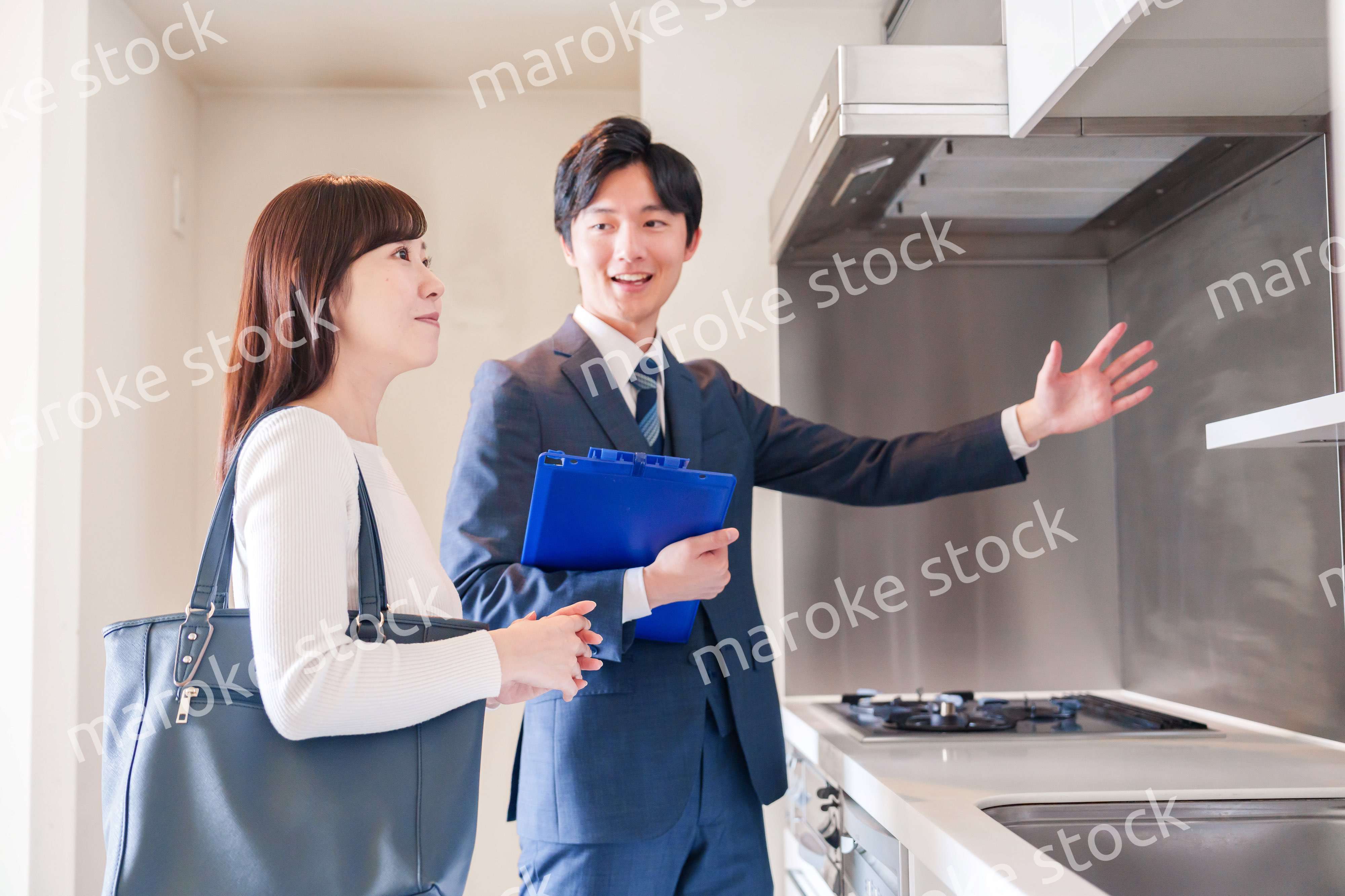 不動産見学の案内をする不動産会社のスタッフ