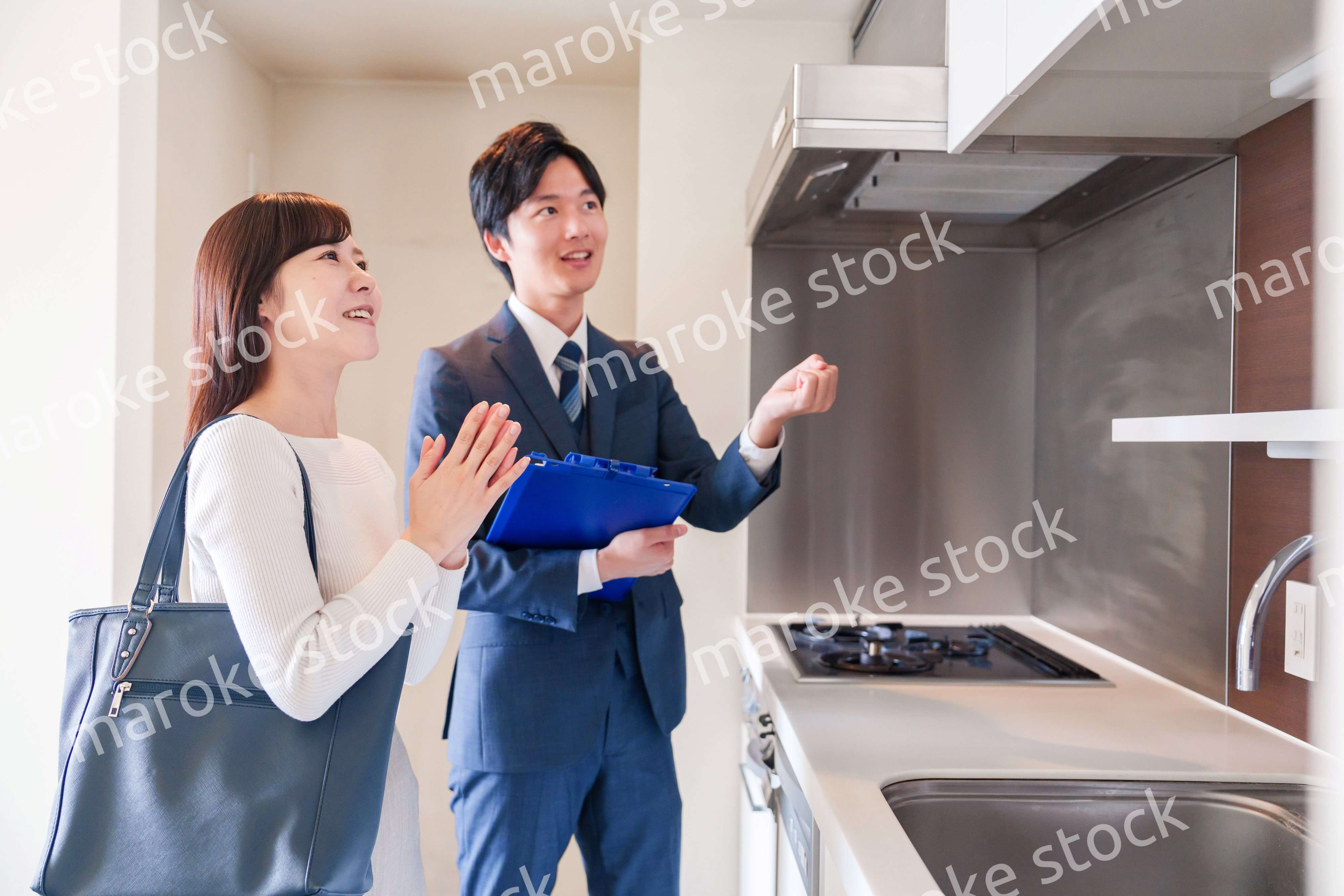 不動産見学の案内をする不動産会社のスタッフ