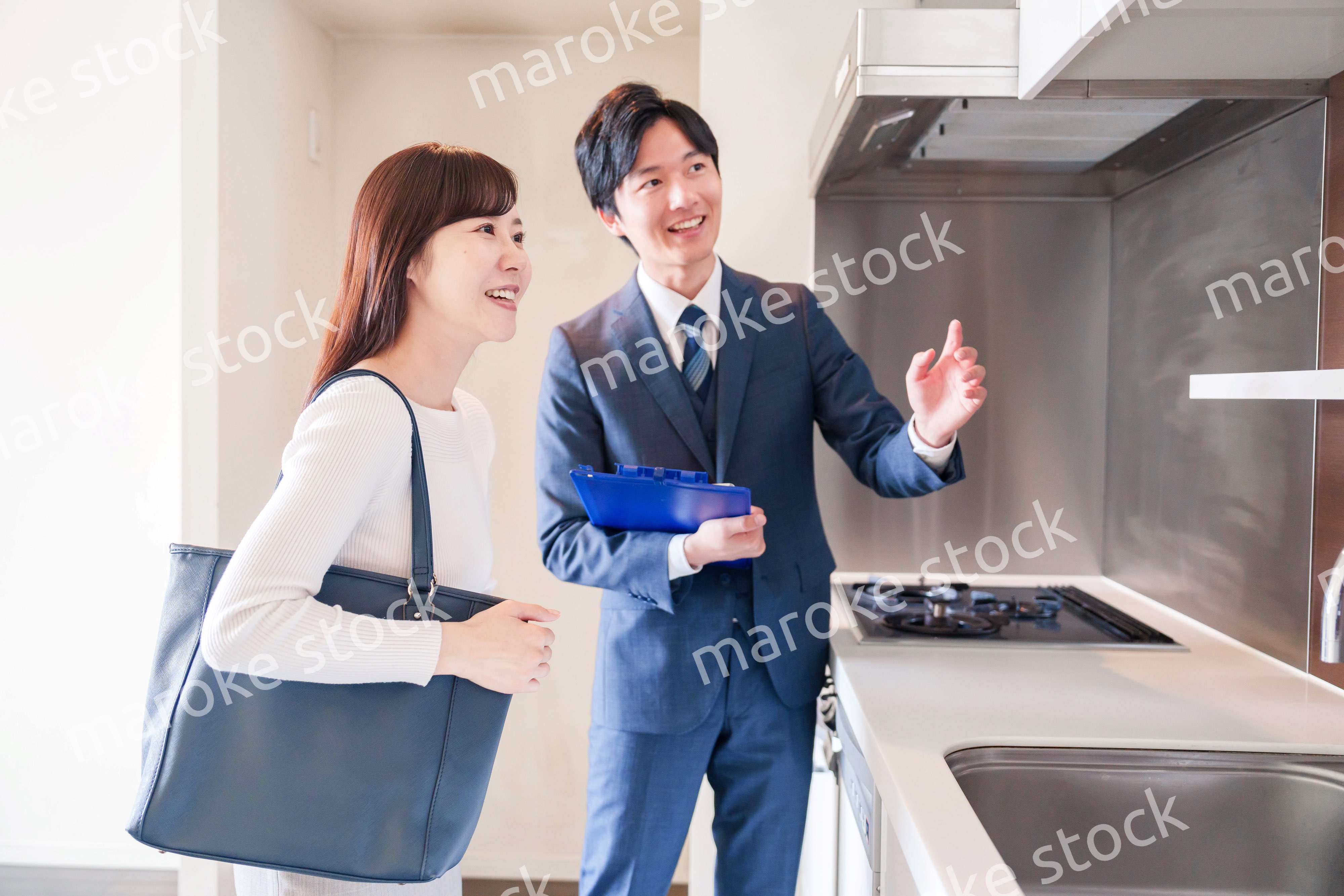 不動産見学の案内をする不動産会社のスタッフ