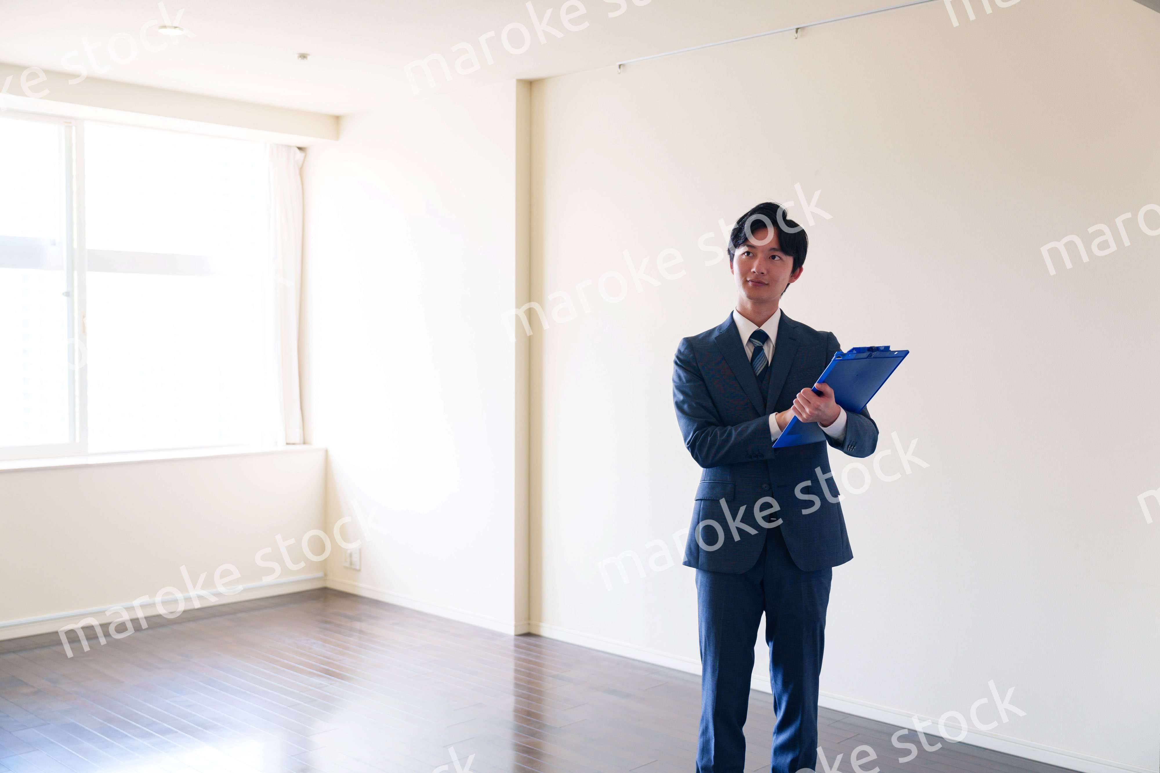 中古マンションの案内をする不動産会社の男性スタッフ