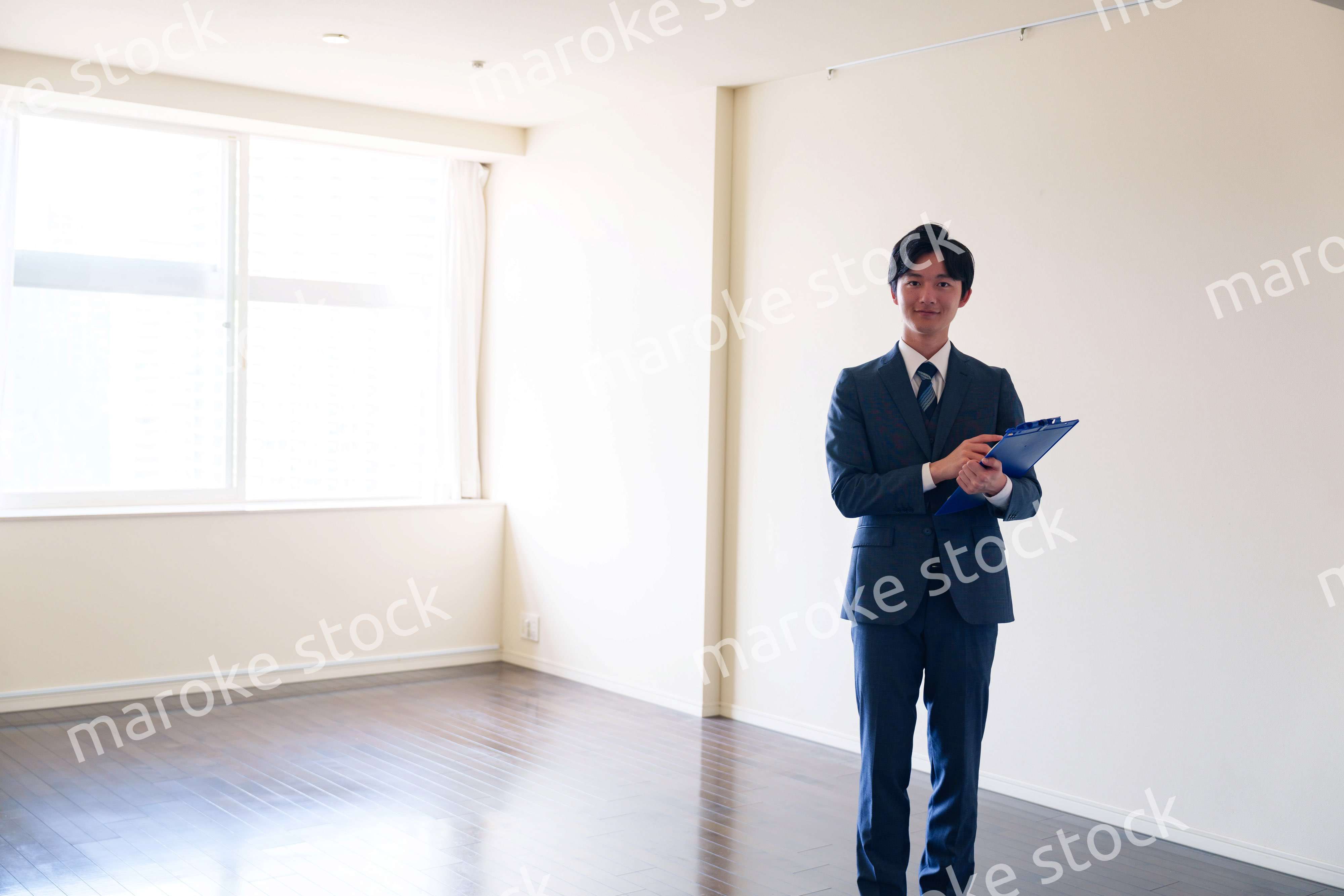 中古マンションの案内をする不動産会社の男性スタッフ