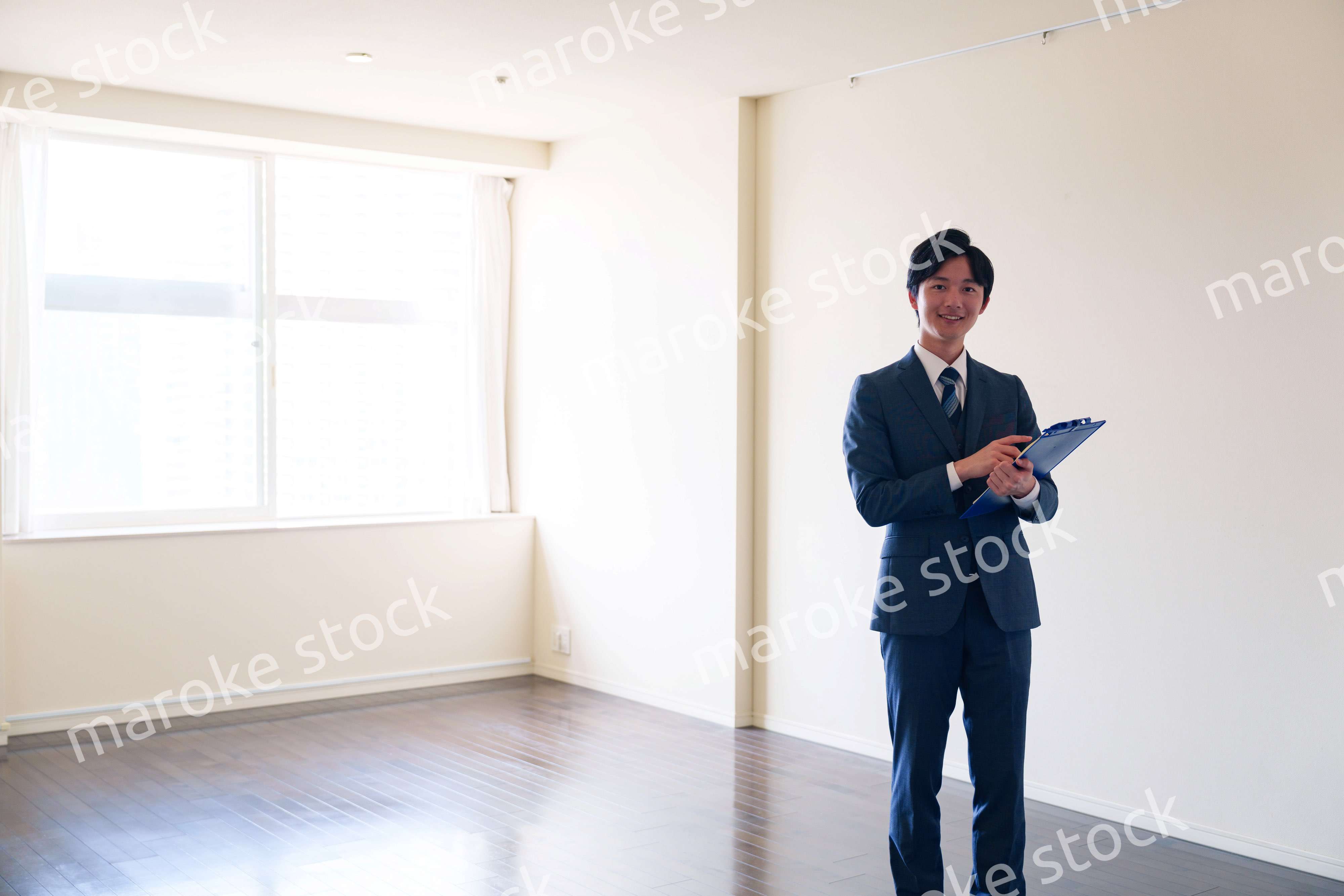 中古マンションの案内をする不動産会社の男性スタッフ