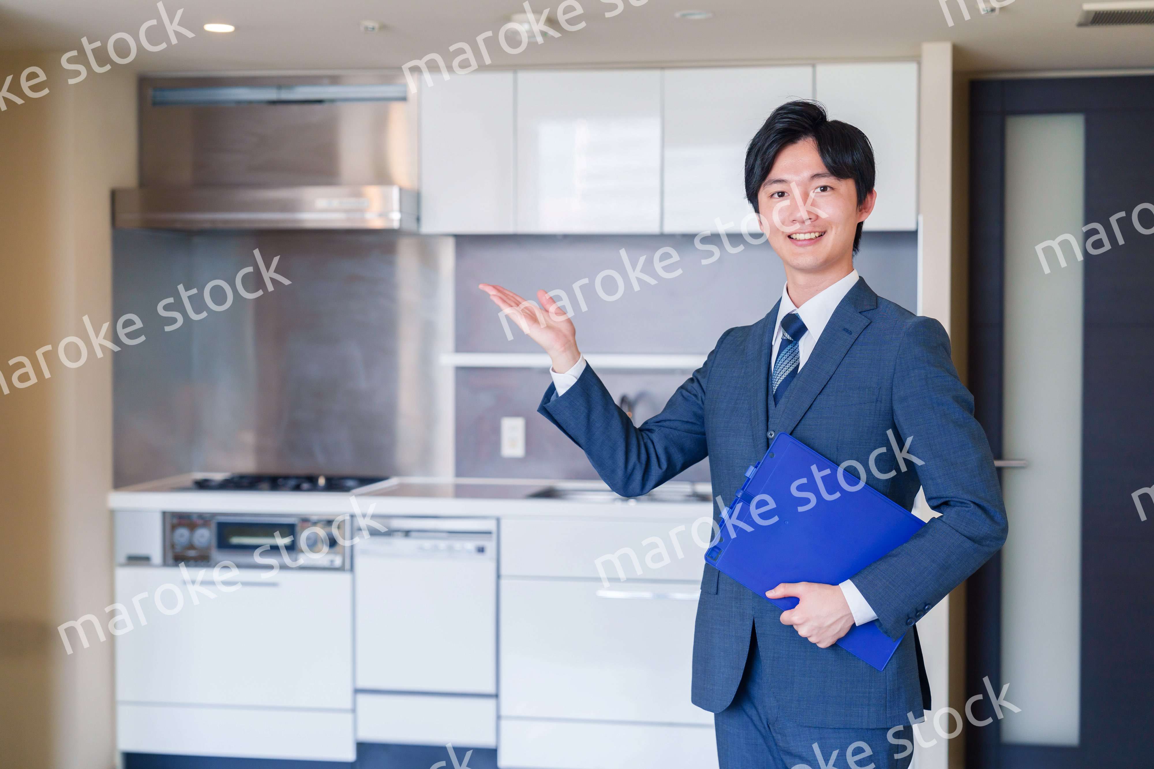 中古マンションの案内をする不動産会社の男性スタッフ