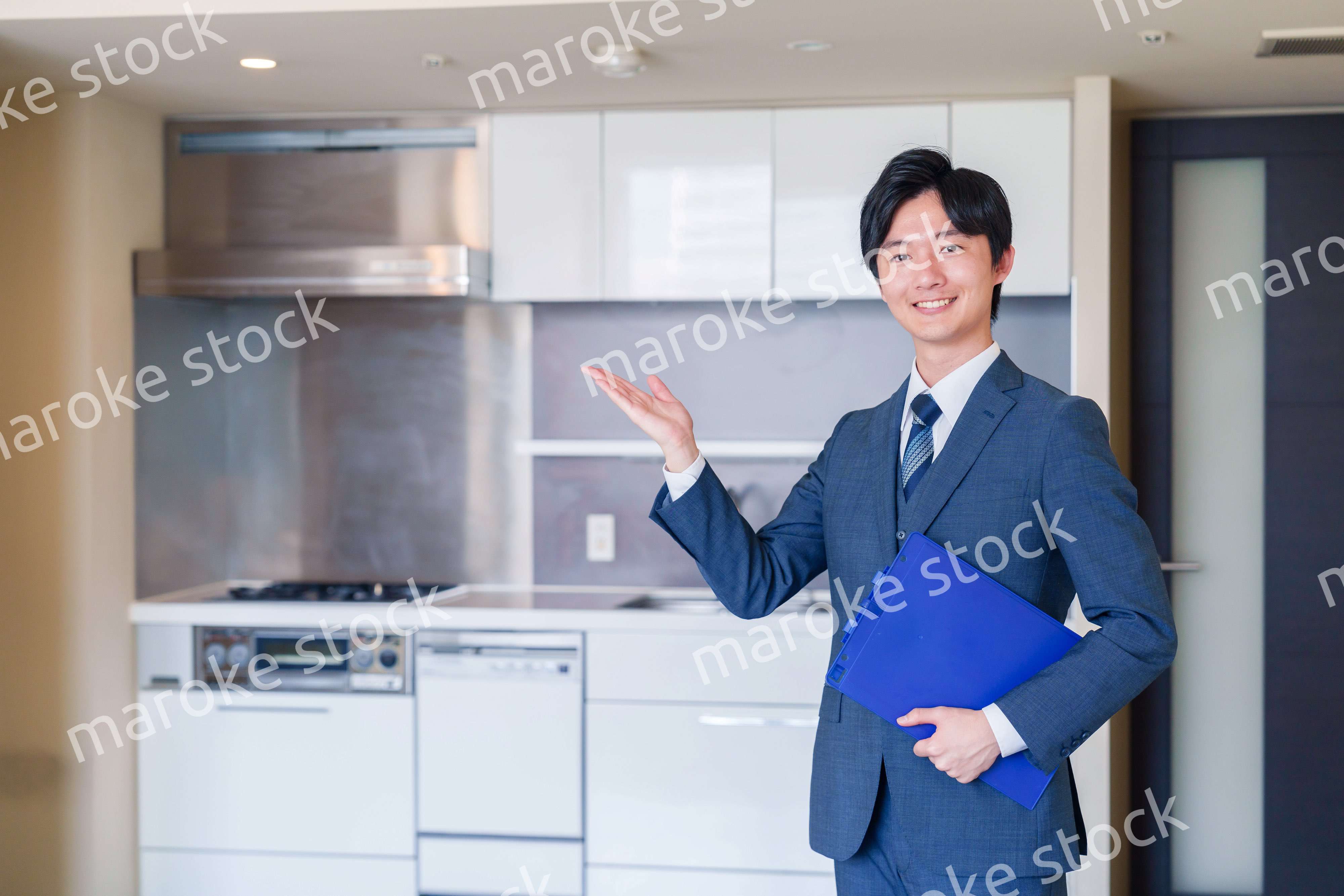 中古マンションの案内をする不動産会社の男性スタッフ