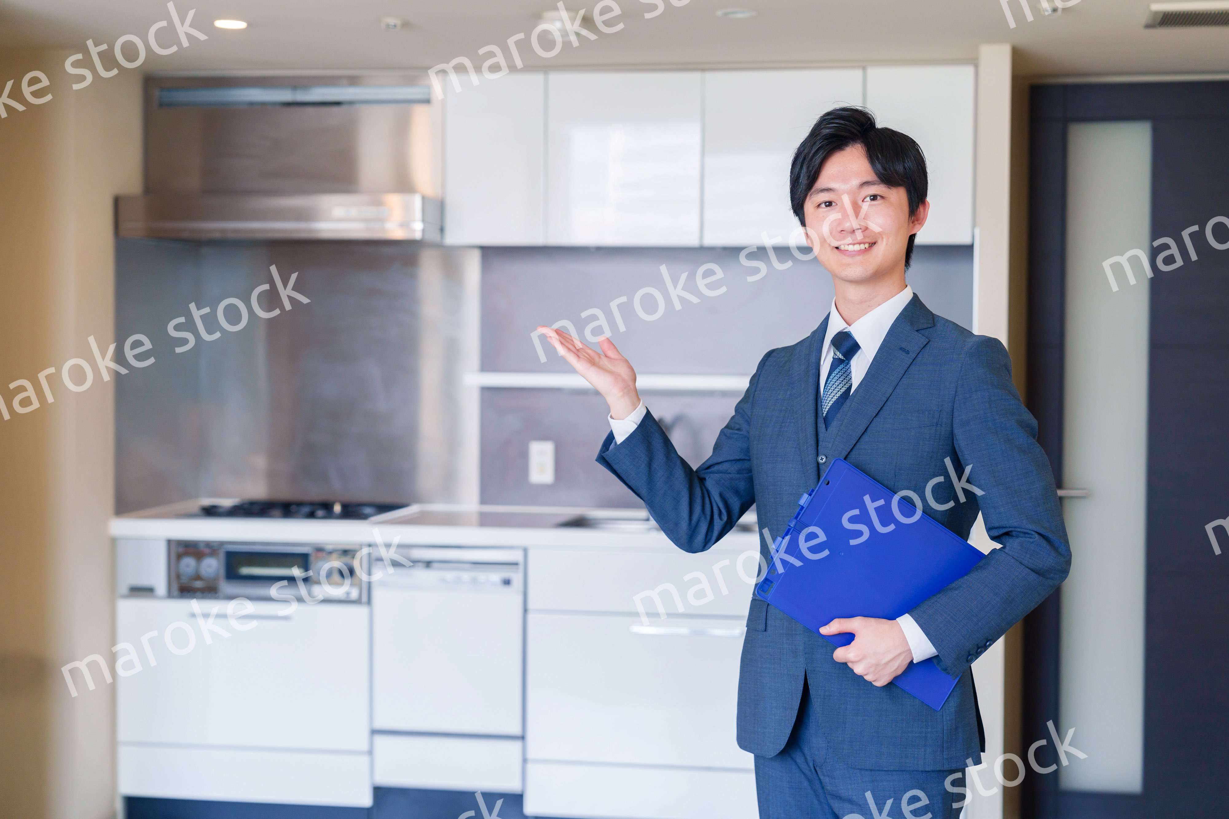 中古マンションの案内をする不動産会社の男性スタッフ