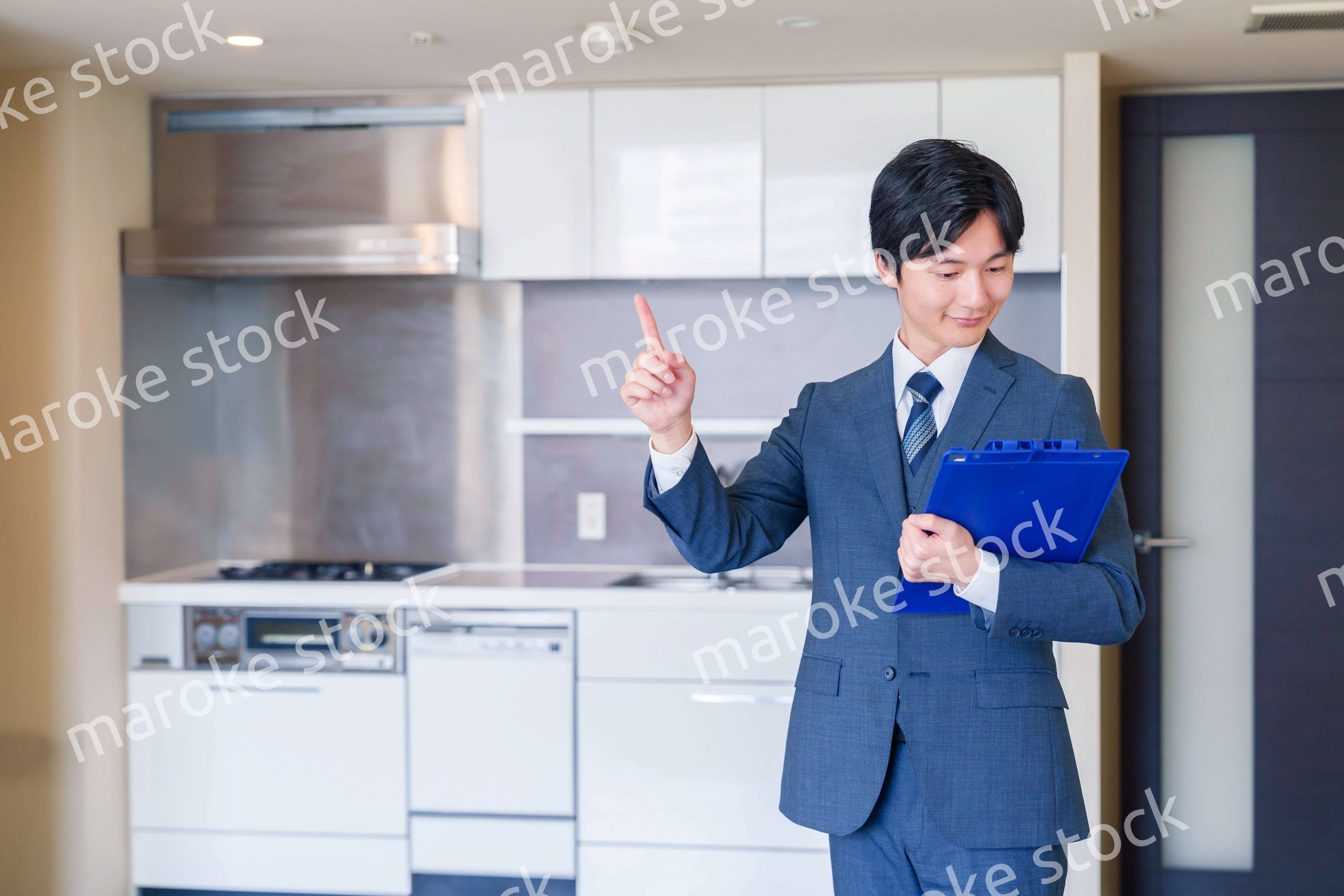 中古マンションの案内をする不動産会社の男性スタッフ