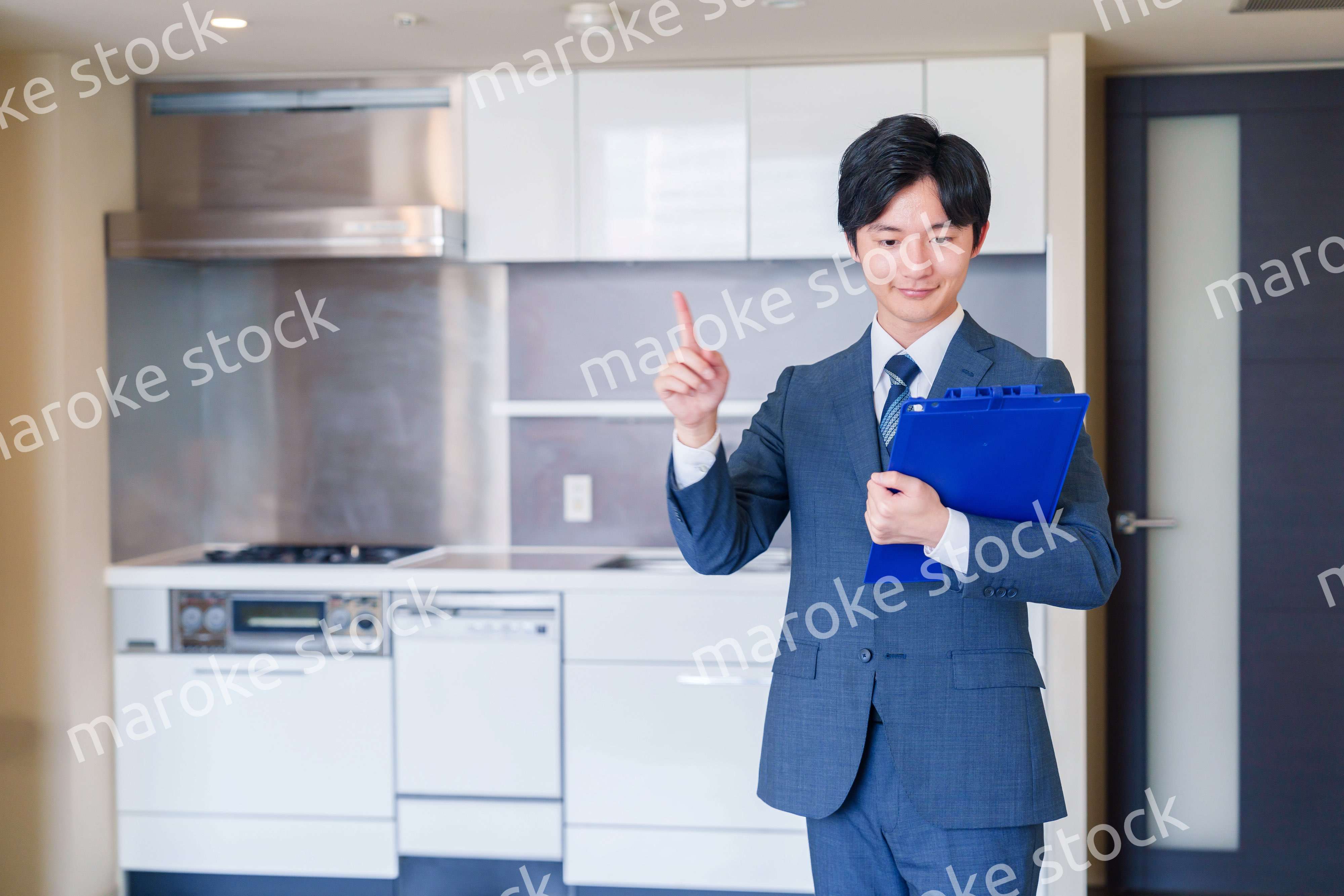 中古マンションの案内をする不動産会社の男性スタッフ
