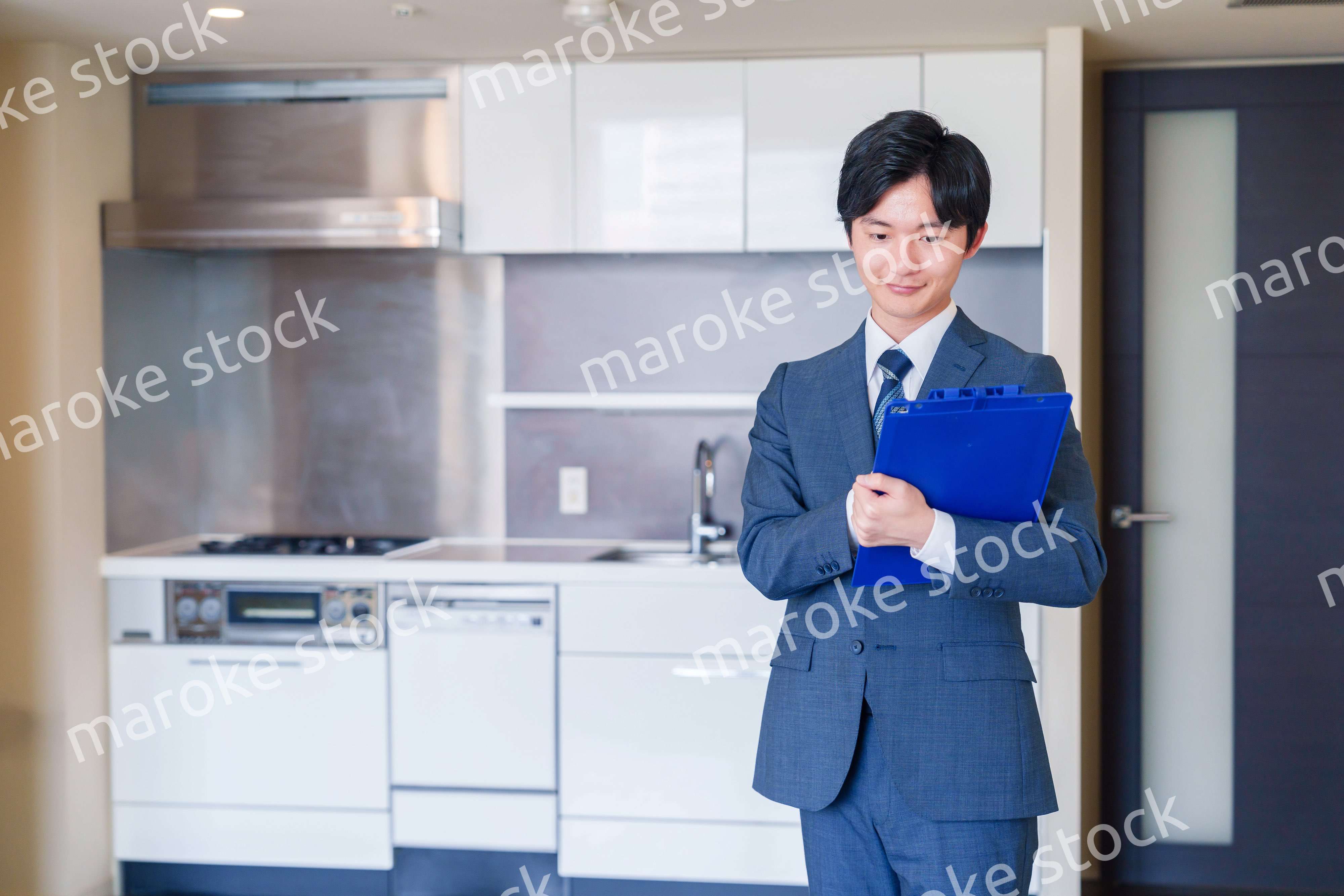 中古マンションの案内をする不動産会社の男性スタッフ