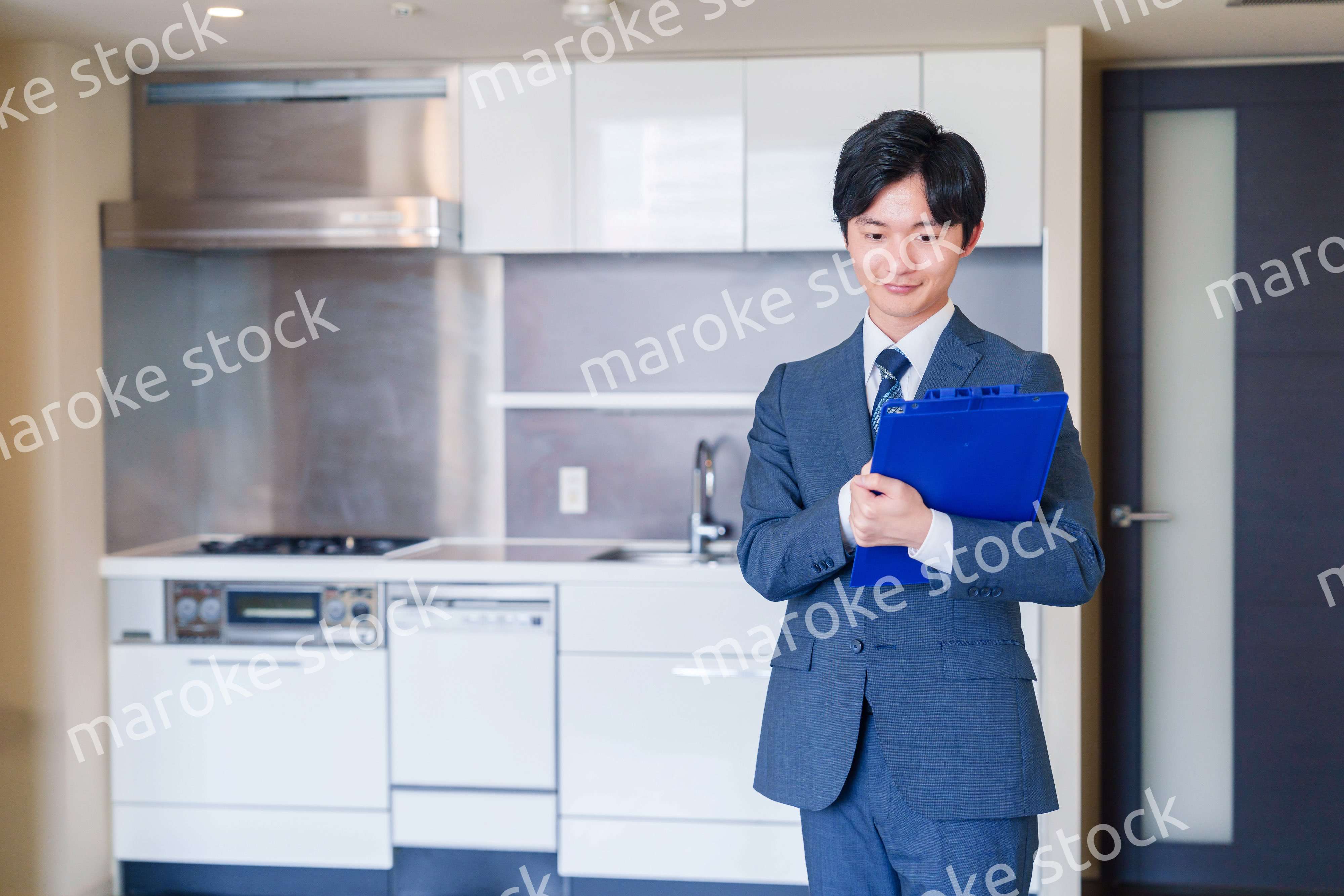 中古マンションの案内をする不動産会社の男性スタッフ