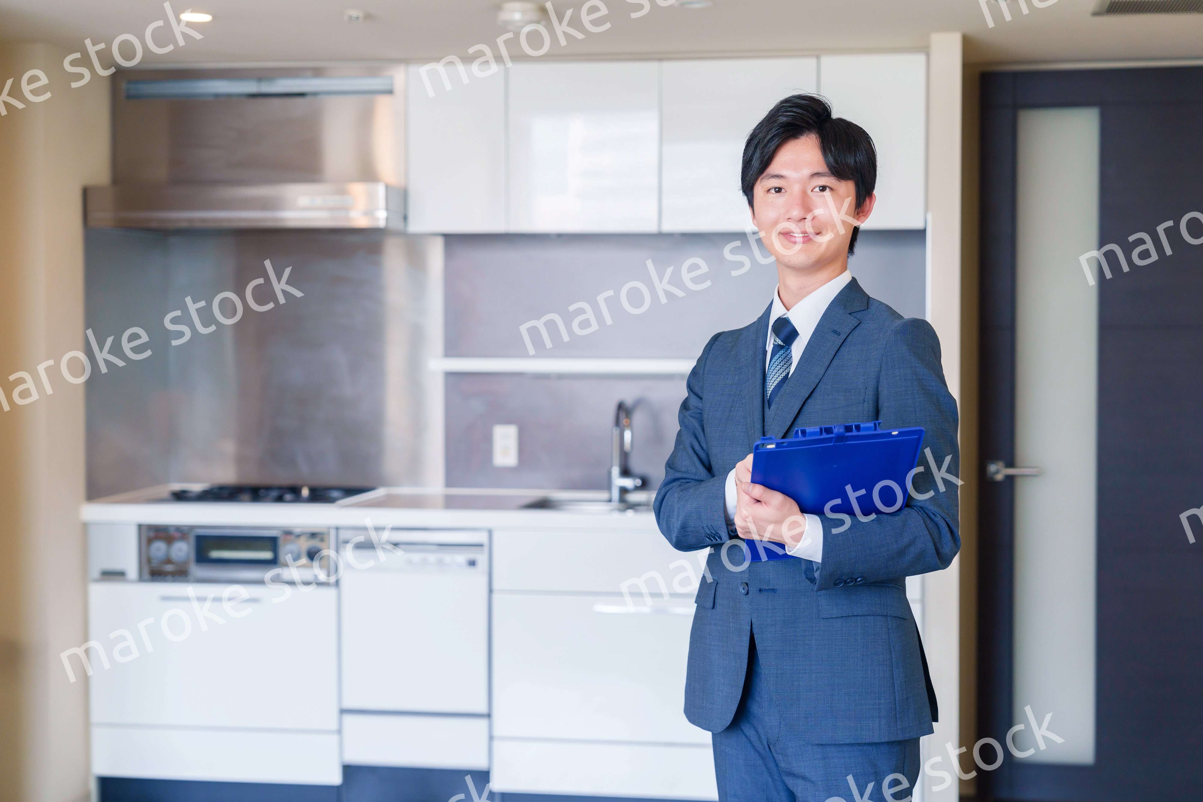 中古マンションの案内をする不動産会社の男性スタッフ