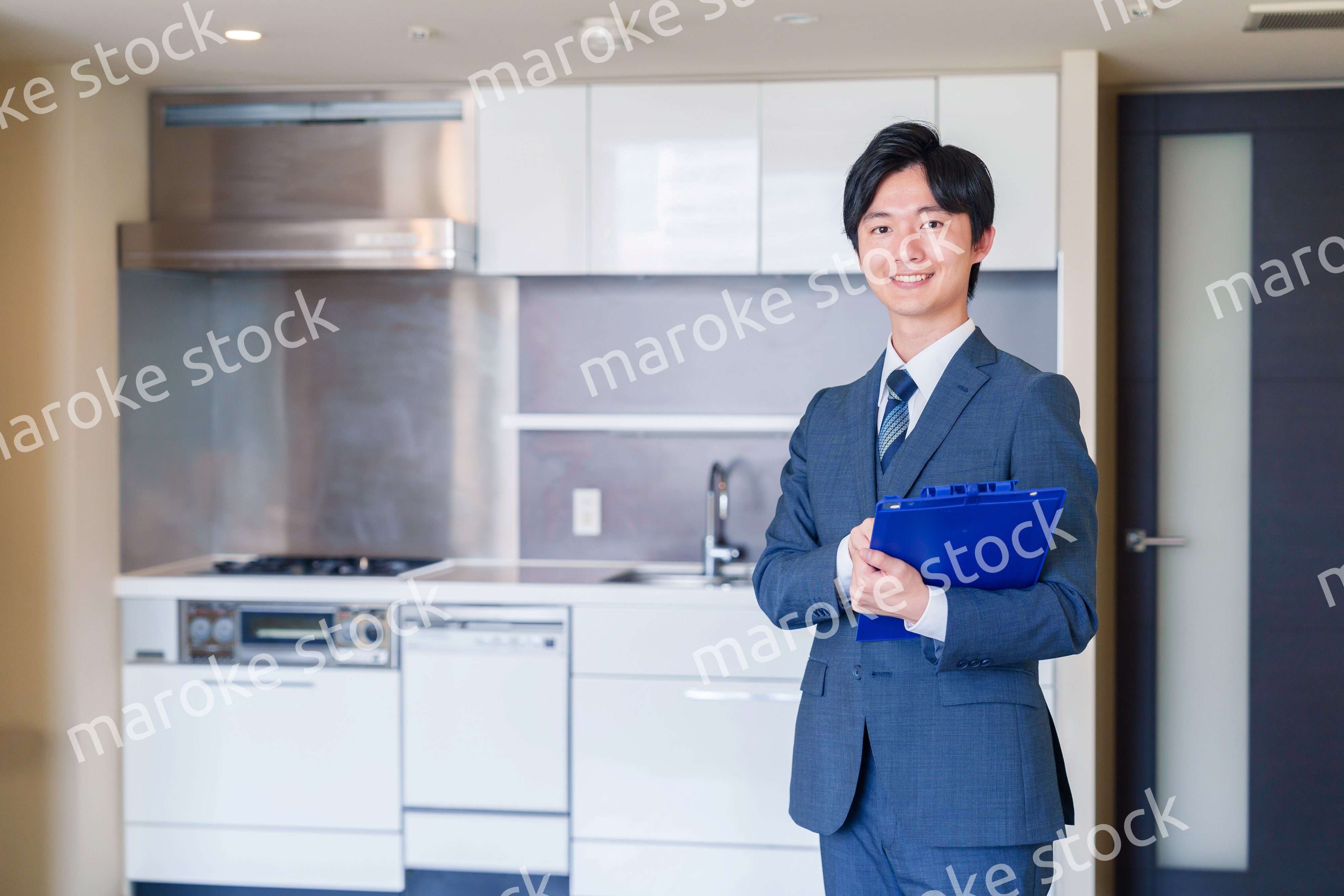中古マンションの案内をする不動産会社の男性スタッフ