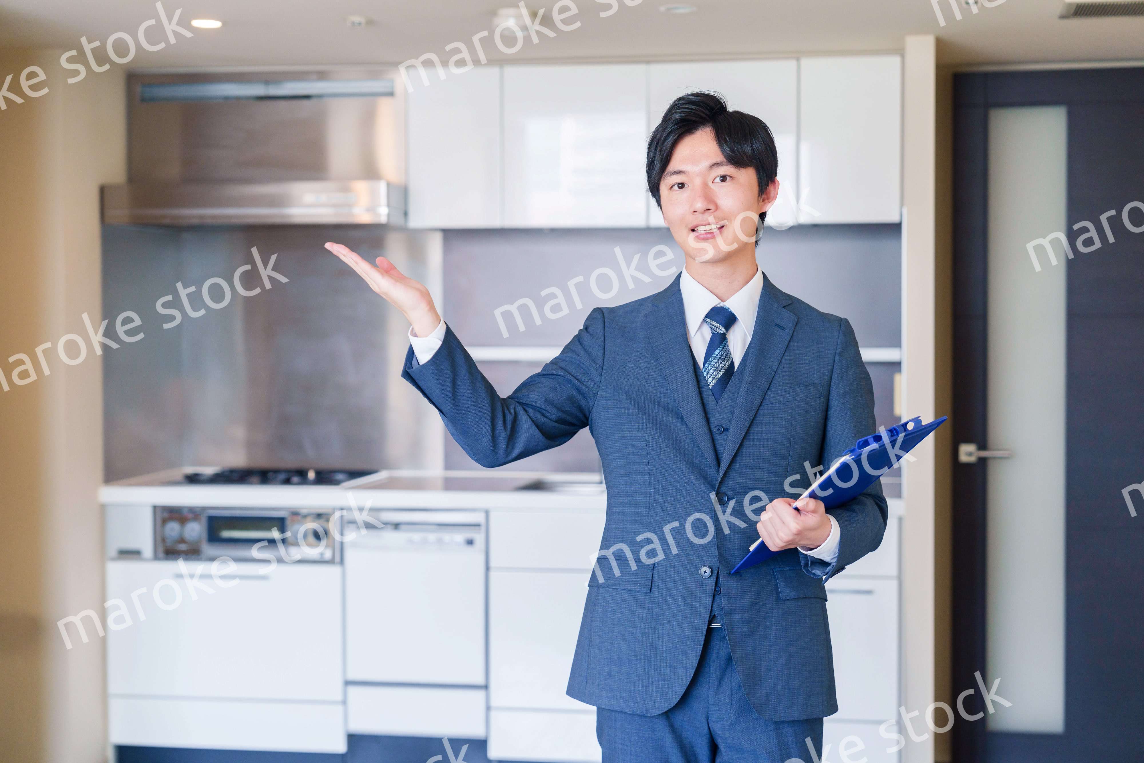 中古マンションの案内をする不動産会社の男性スタッフ