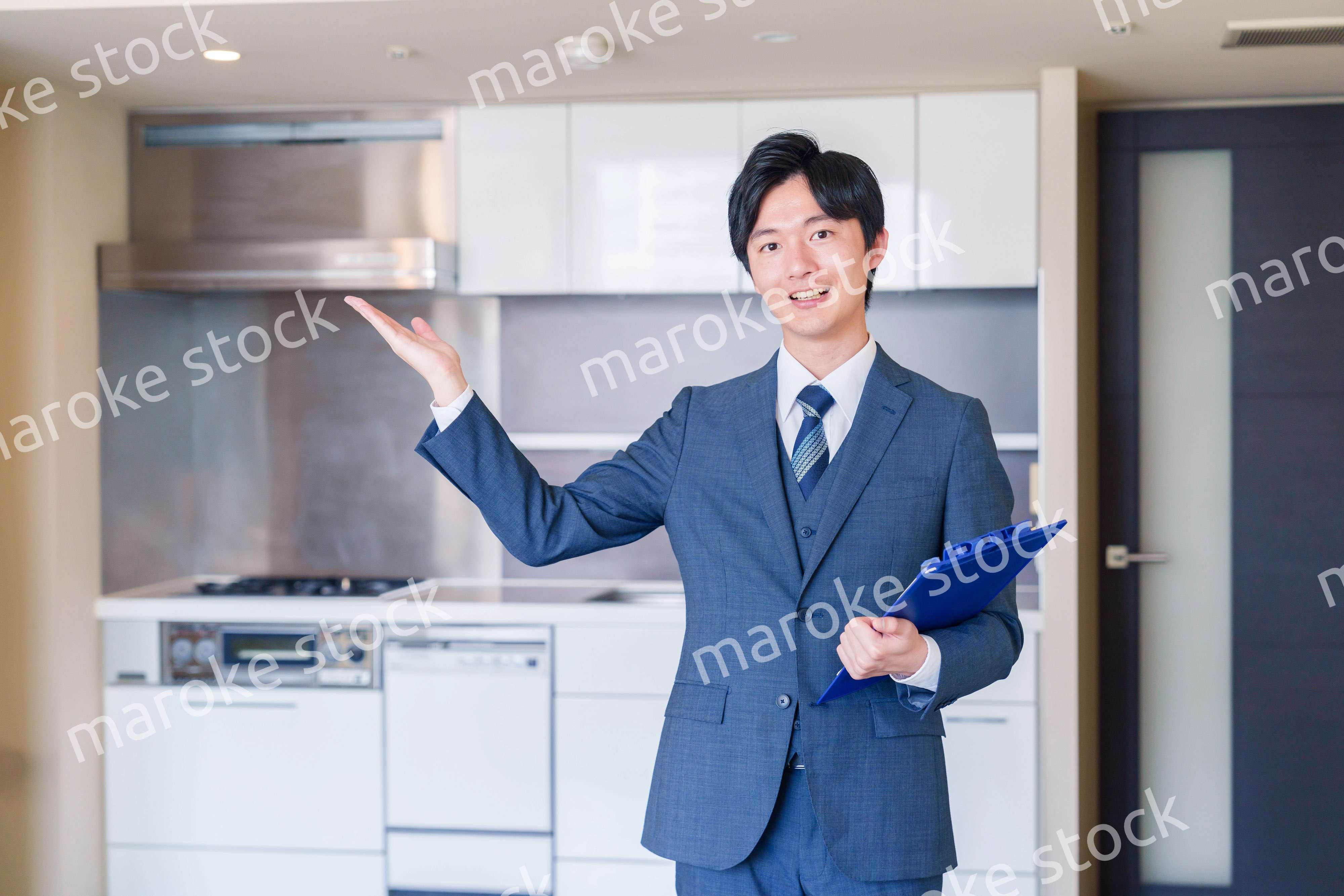 中古マンションの案内をする不動産会社の男性スタッフ