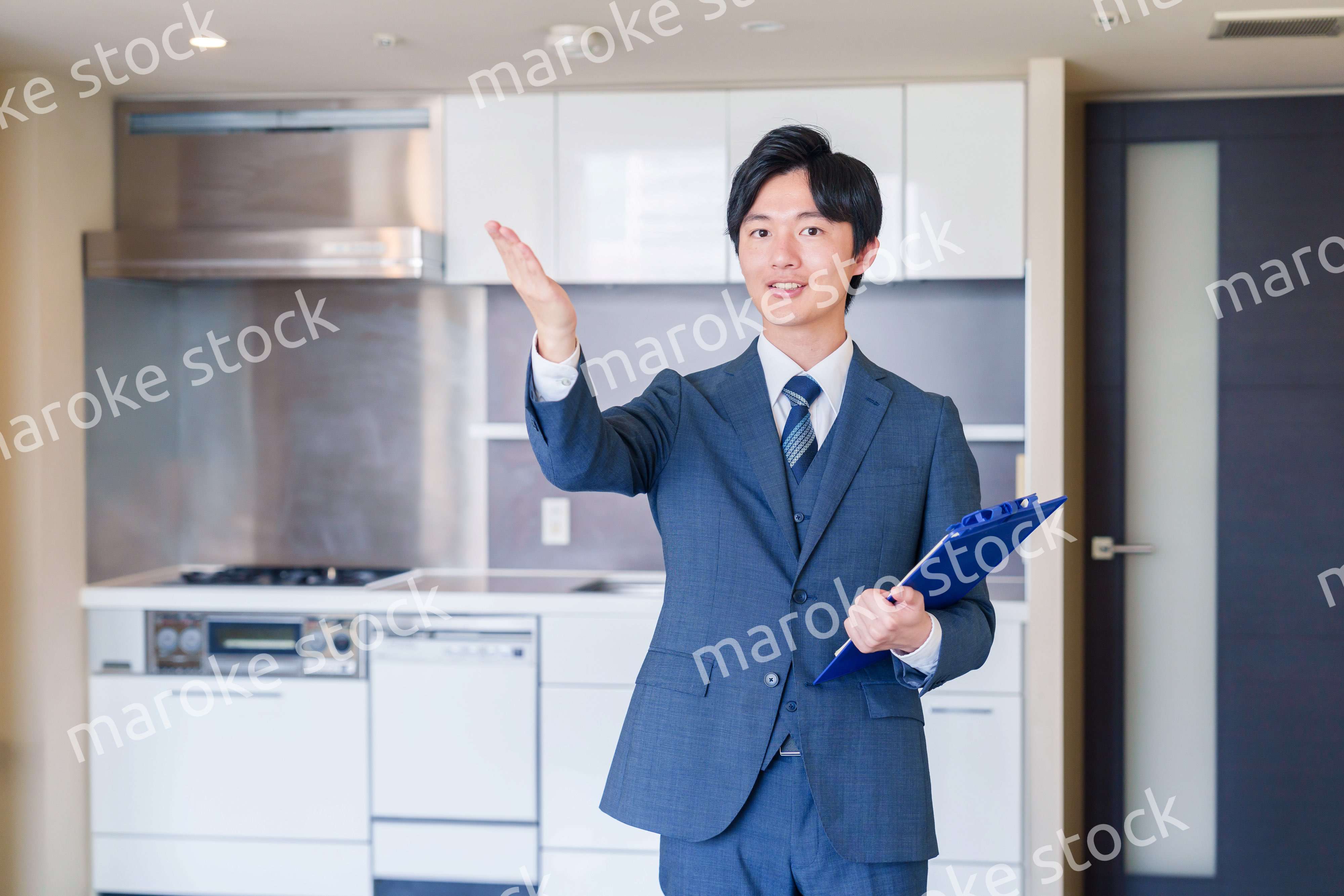 中古マンションの案内をする不動産会社の男性スタッフ