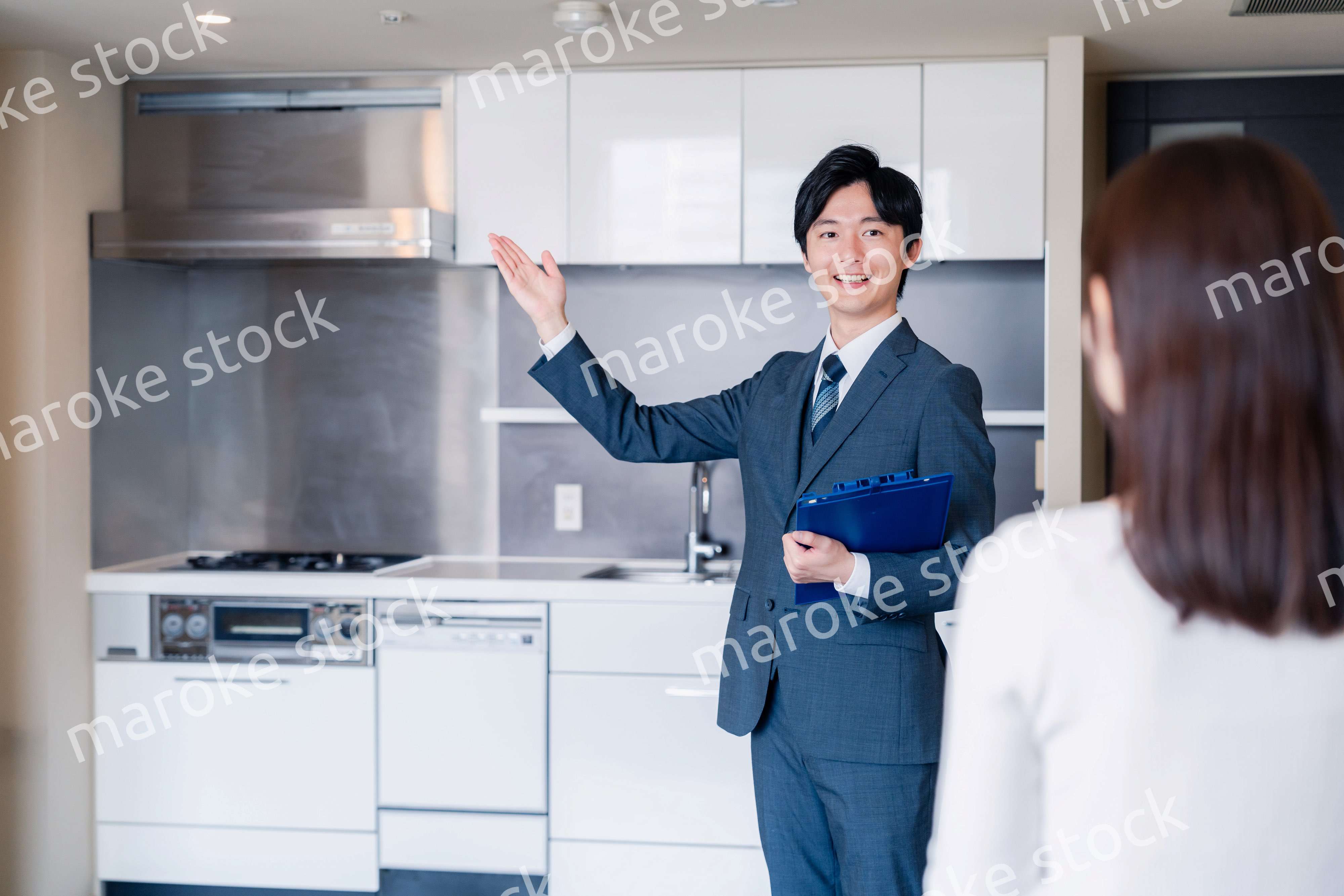 マンションの中を案内する不動産会社の男性