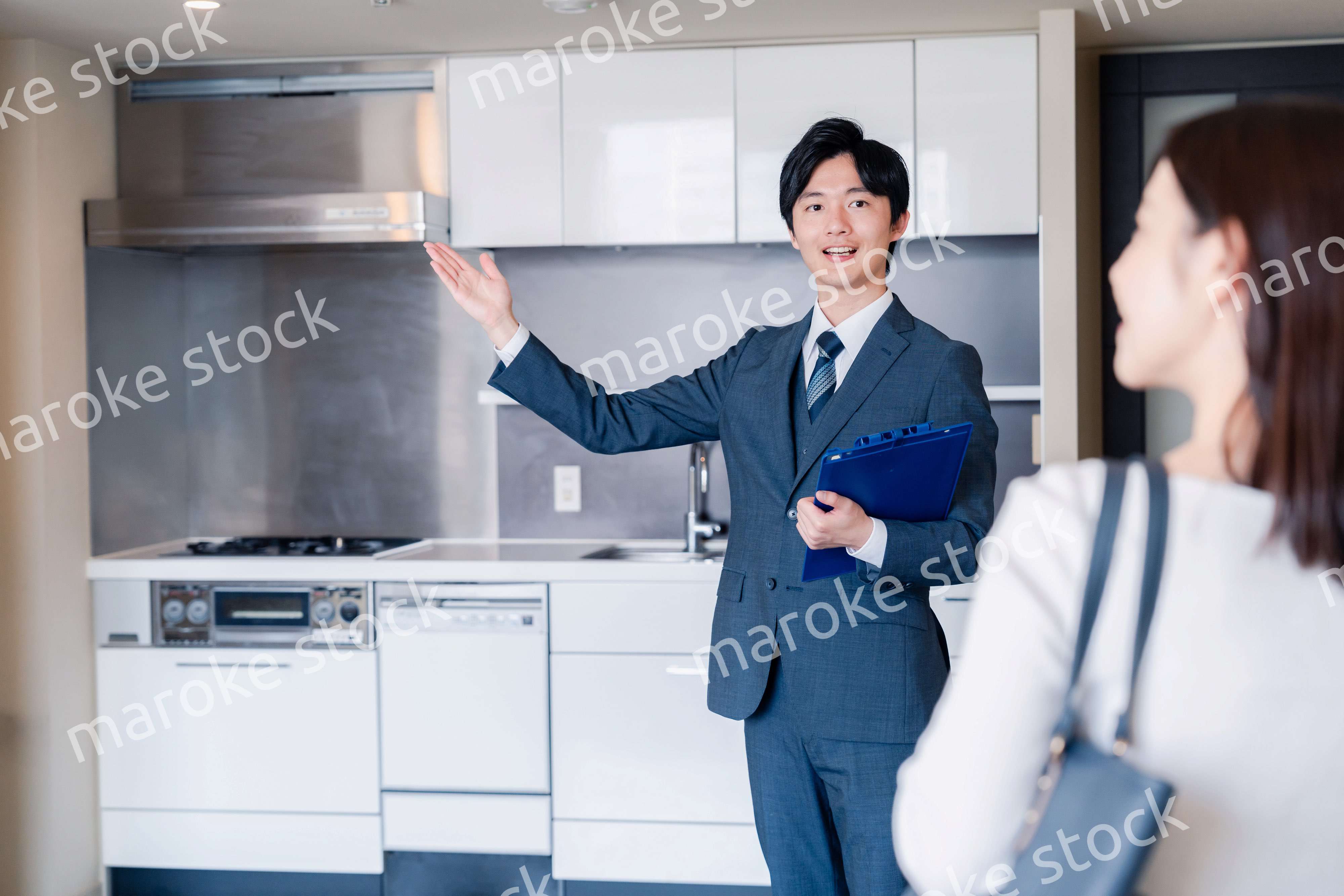 マンションの中を案内する不動産会社の男性