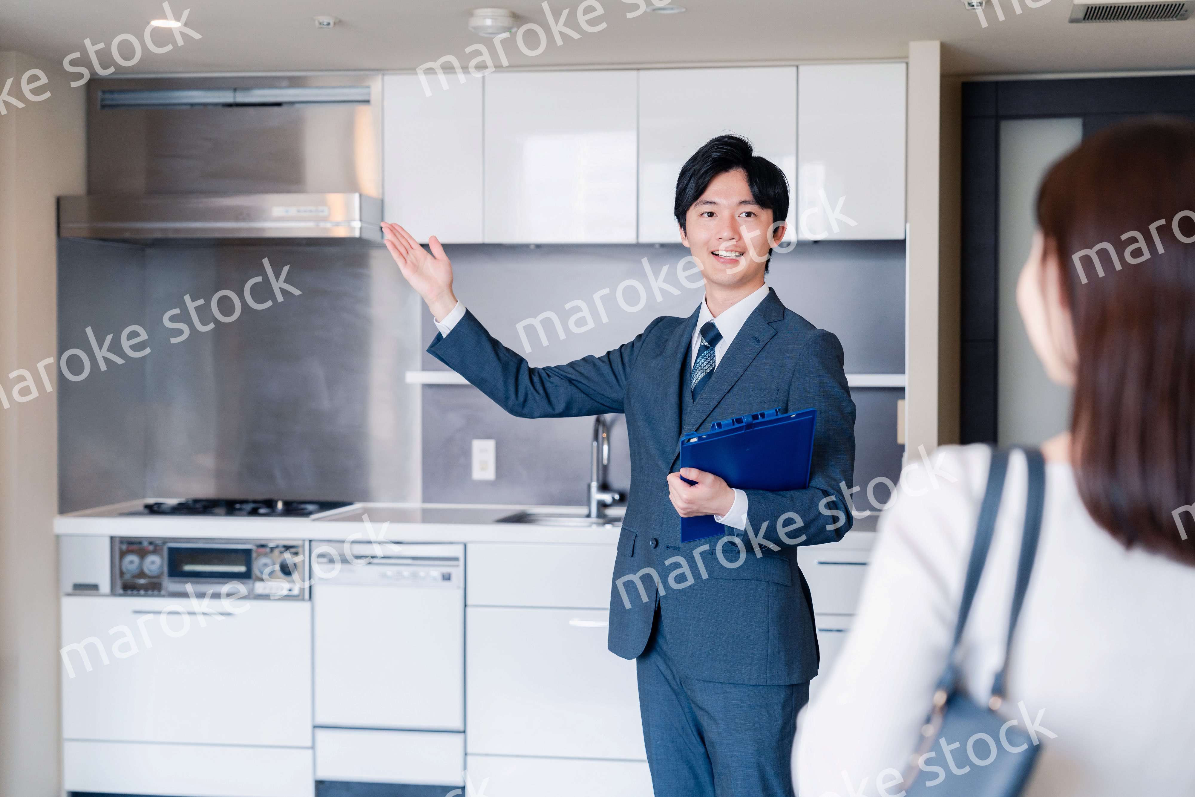 マンションの中を案内する不動産会社の男性